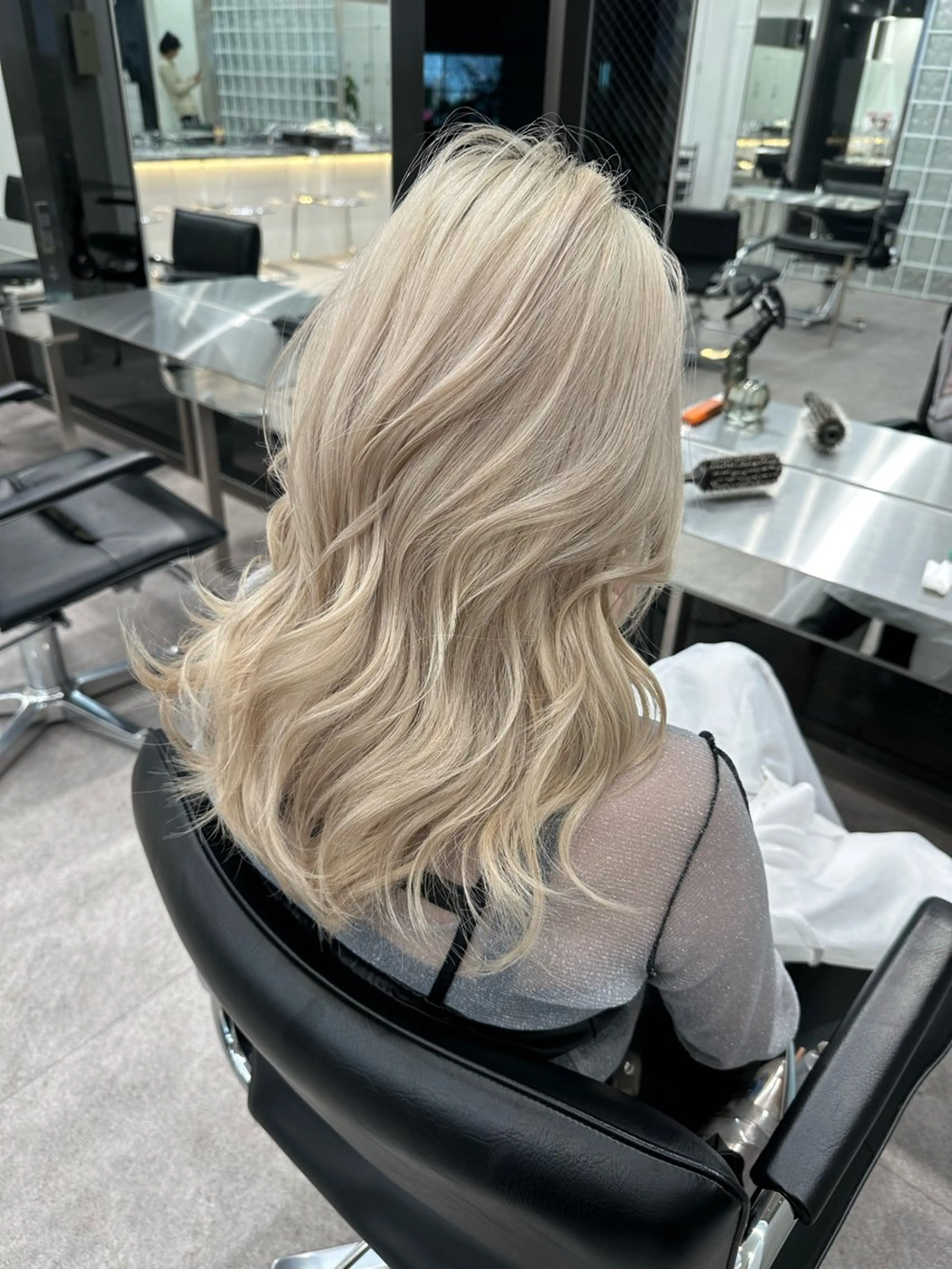 ロング カラー ベージュカラー ブリーチ ダブルカラー ハイトーンカラー ミルクティーベージュ ヘアカラー トリートメント ❣️本日ショート カット大募集❣️のヘアスタイル