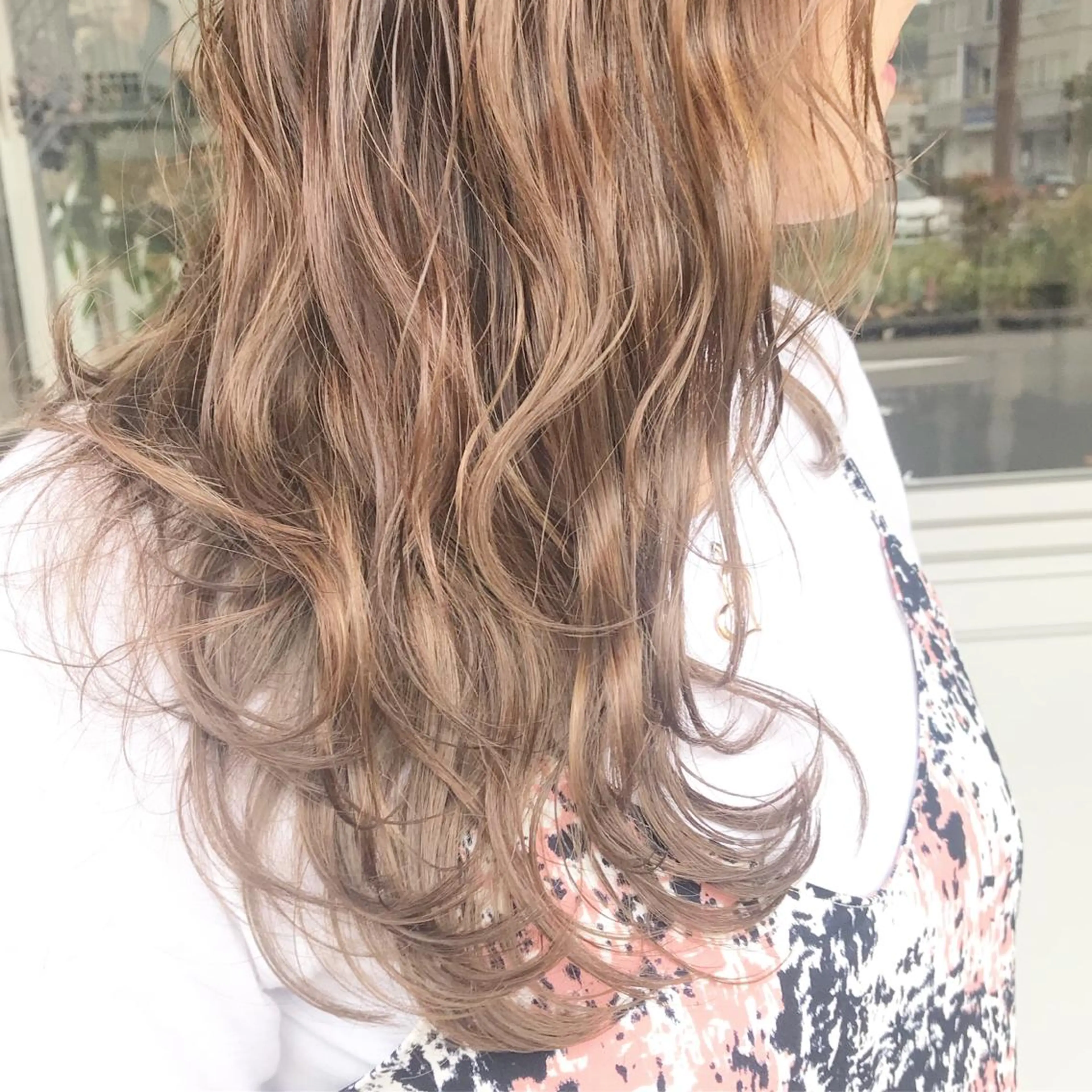 カラー ヘアアレンジ お団子ヘア 切りっぱなしボブ バレイヤージュ ブリーチ グラデーションカラー Mariana/ 鶴原-ハイライトのヘアスタイル