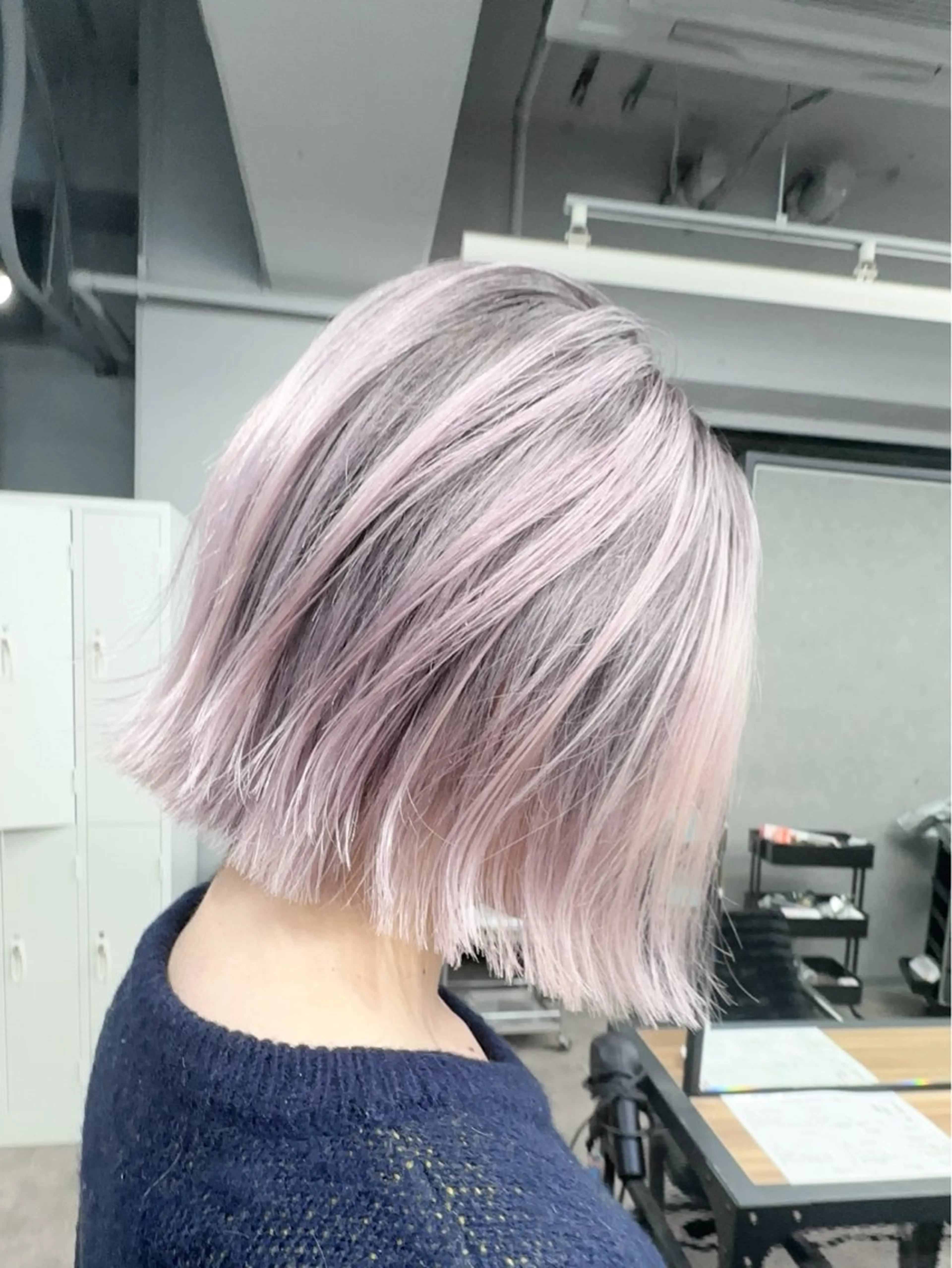 ミディアム 前髪カット🩶レイヤ ー🩶ハイトーン🩶のヘアスタイル