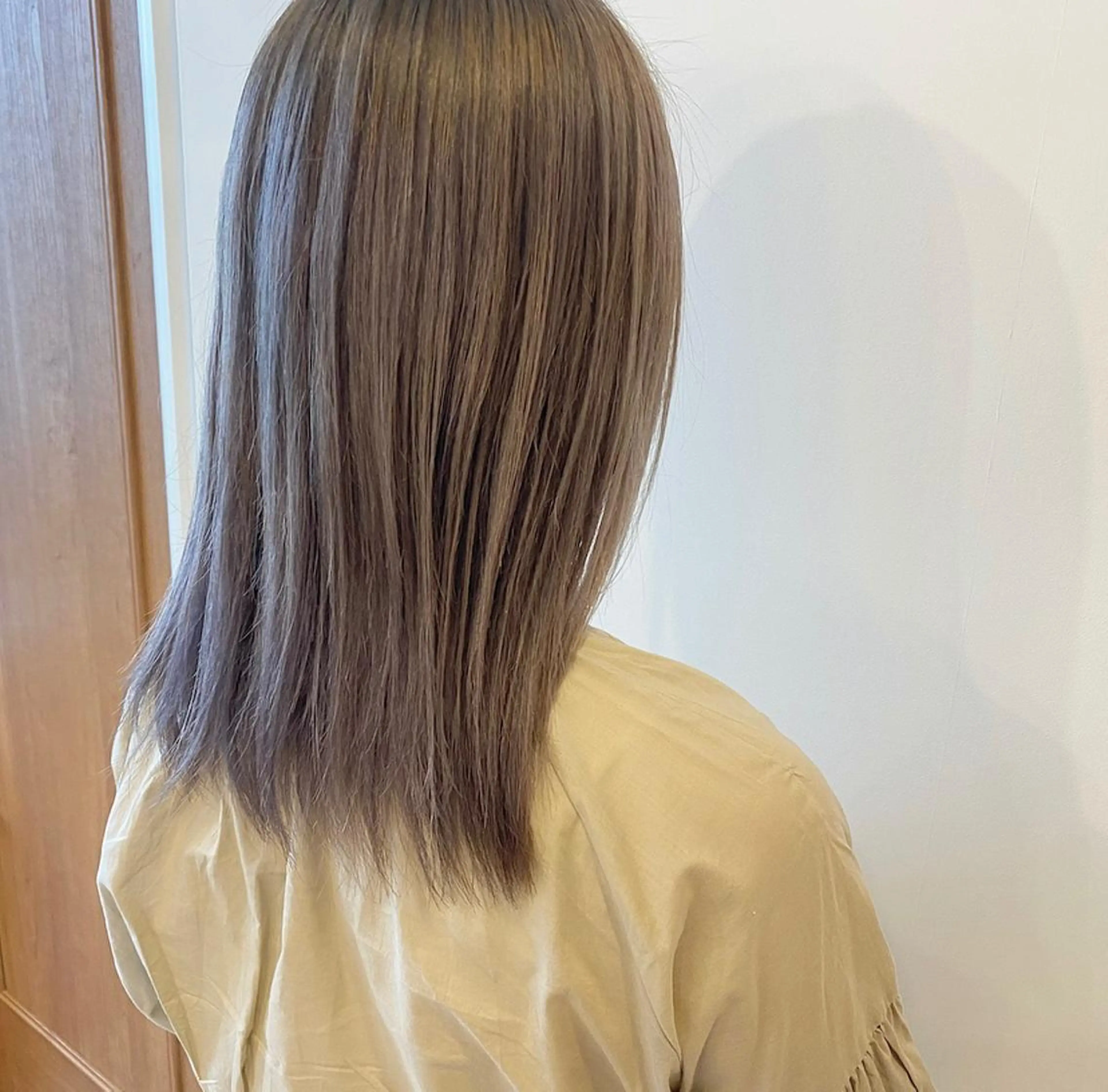 ミディアム カラー アッシュ ブリーチ 透明感カラー シルバー シルバーアッシュ カット ヘアカラー トリートメント 鈴木 翔梧のヘアスタイル