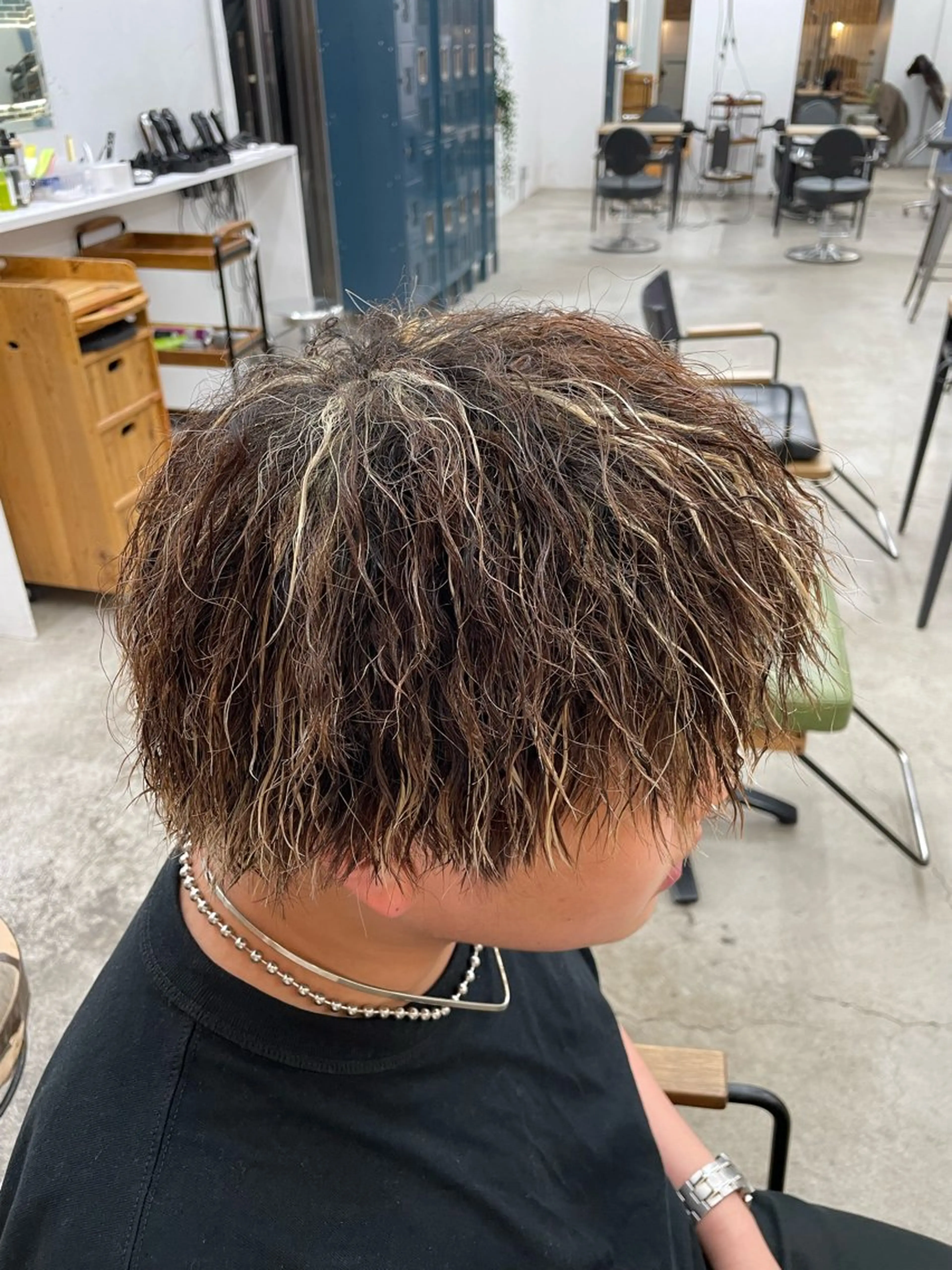 ミディアム カラー メンズ メンズメッシュ 黒髪 ブラウンカラー メッシュ sunc所属・安野 碧のヘアスタイル