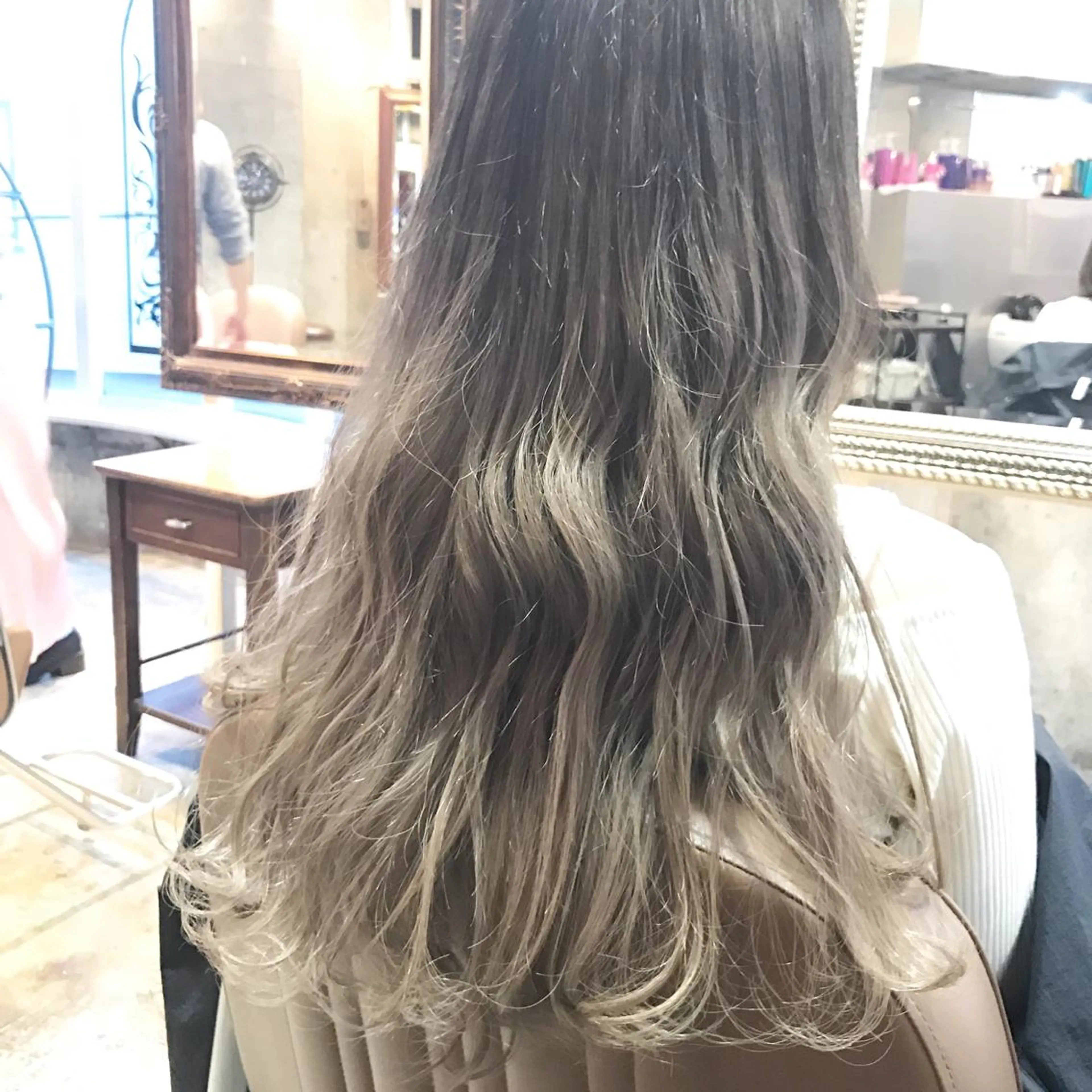 ロング カラー ベージュカラー ダブルカラー グラデーションカラー ホワイトベージュ トリートメント 高比良 剛のヘアスタイル