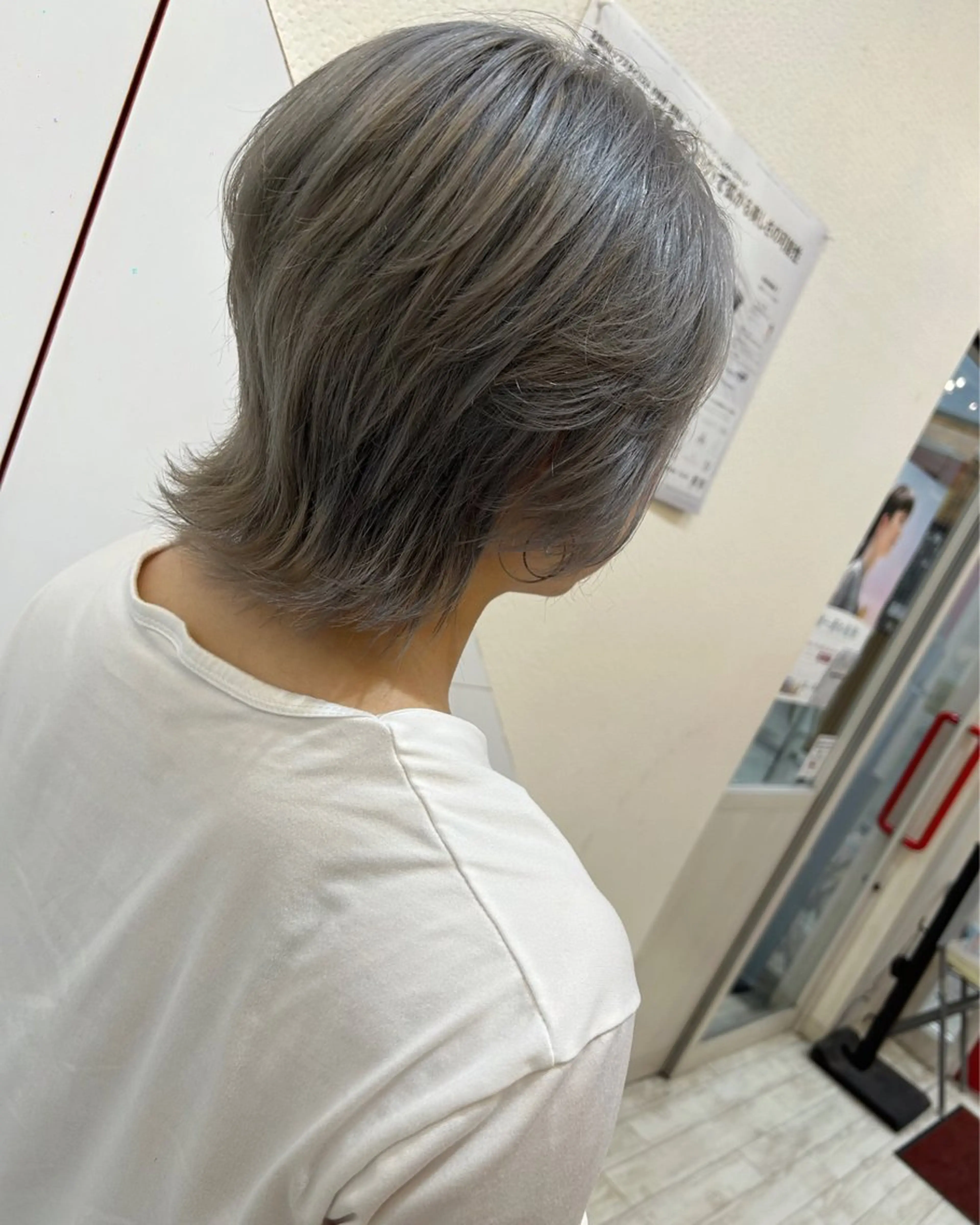 ミディアム カラー ヘアアレンジ アッシュ ベージュカラー シルバー カット ヘアカラー 今村公介 ブリーチ特化、派手髪のヘアスタイル