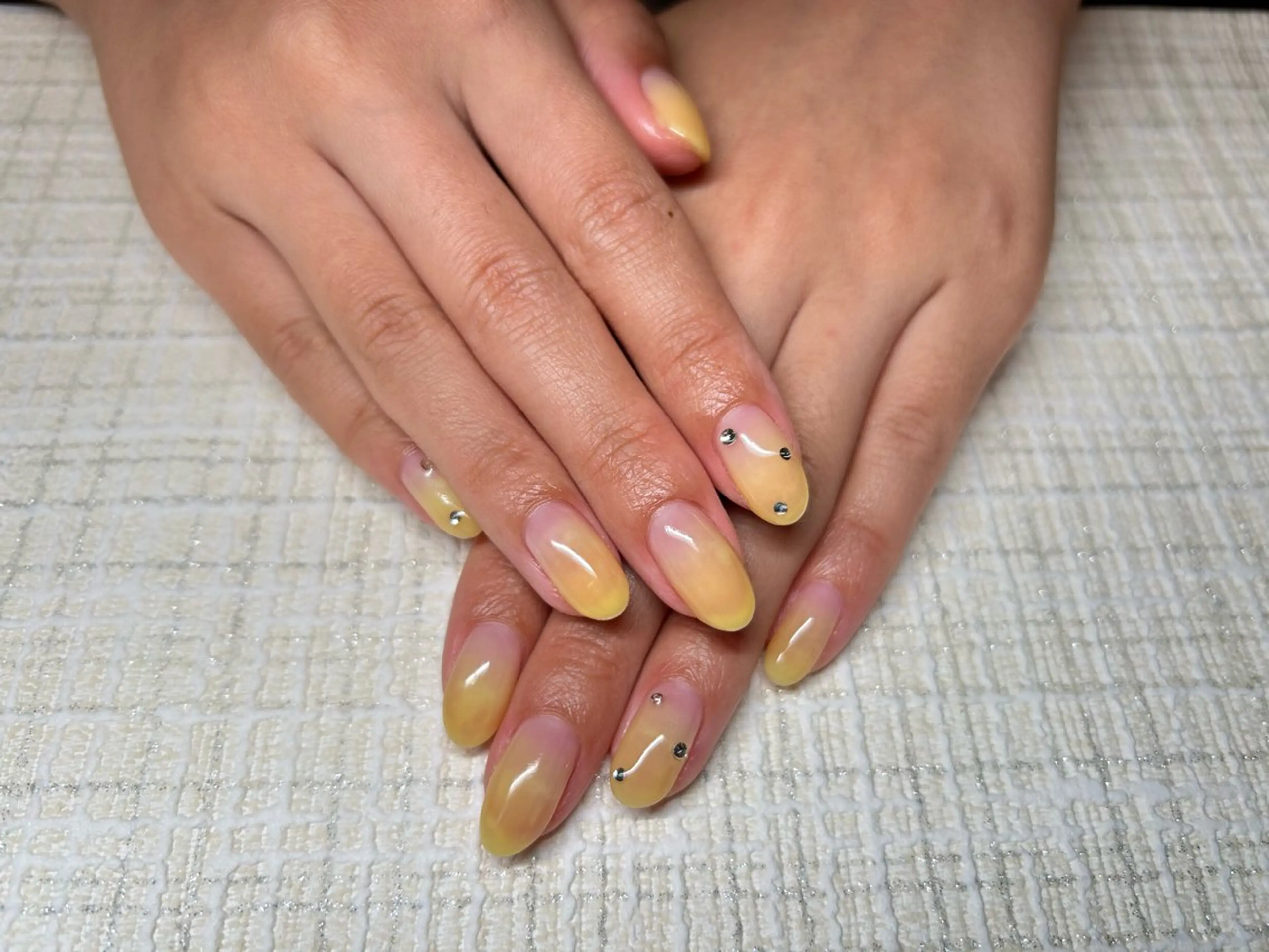 ネイル シンプルネイル ストーンネイル Lisa’s Salonのネイルデザイン