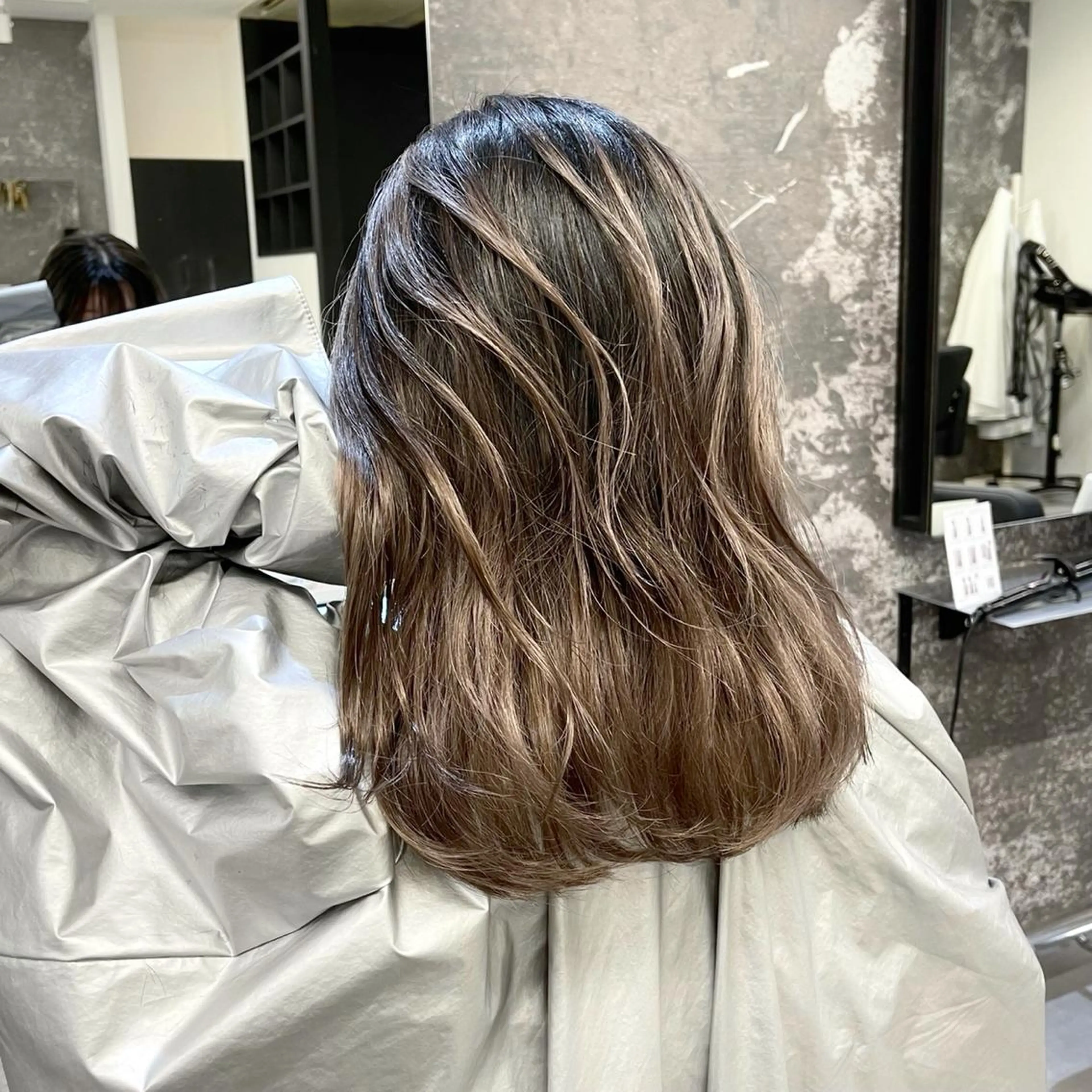 ミディアム カラー ヘアアレンジ バレイヤージュ デザインカラー ハイライトカラー 外国人風カラー ハイライト アンドウ ユウ/ レイヤーカット/韓国のヘアスタイル