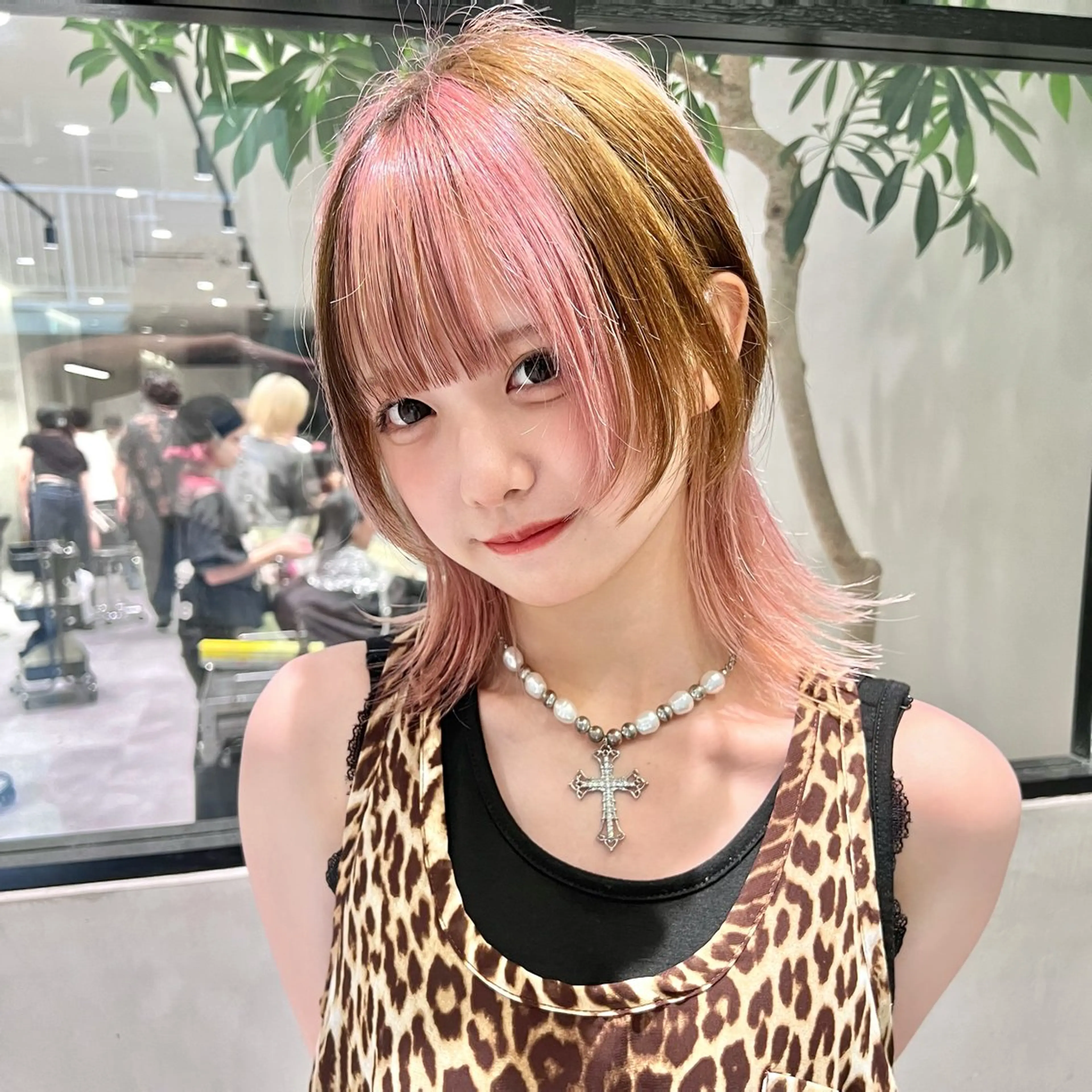 セミロング カラー ブリーチ ハイトーンカラー レイヤーカット 似合わせカット 小顔カット カット ヘアカラー トリートメント 新宿レイヤーカット 顔周り/骨格診断のヘアスタイル