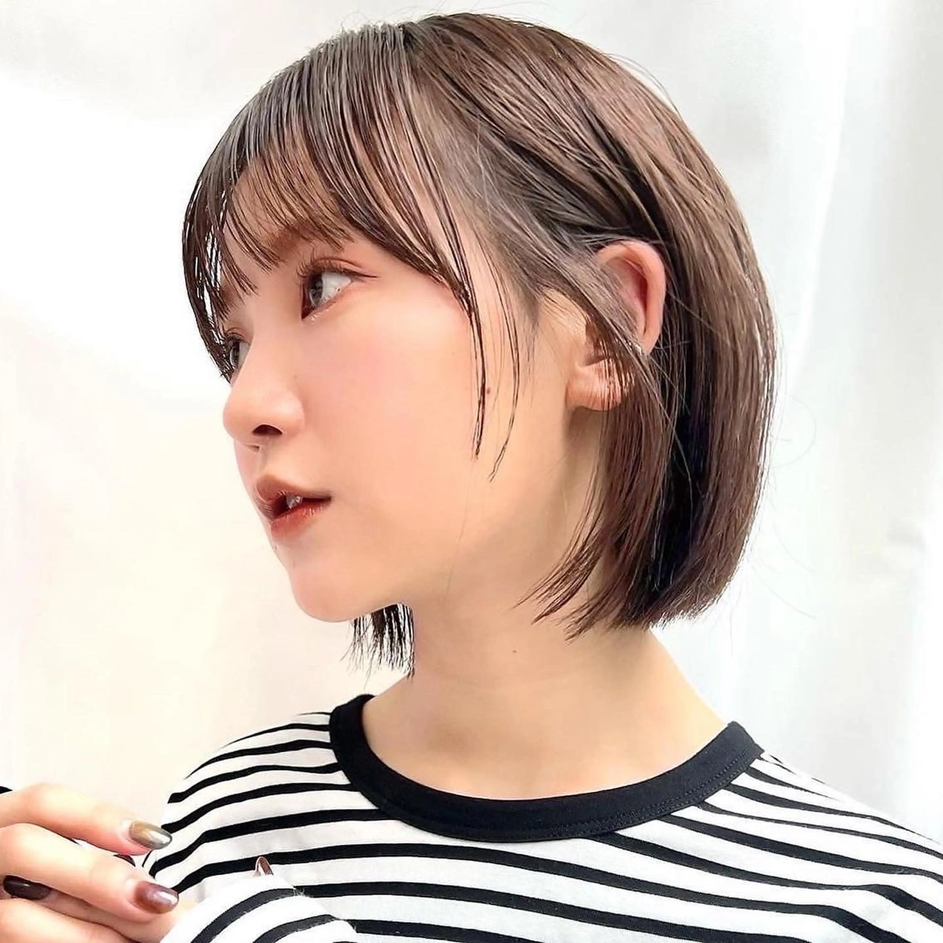 ショート カラー 切りっぱなしボブ 前下がりボブ ベージュカラー ブリーチ グレージュ カット ヘアカラー トリートメント ニュアンスレイヤー ハイトーンカラーのヘアスタイル