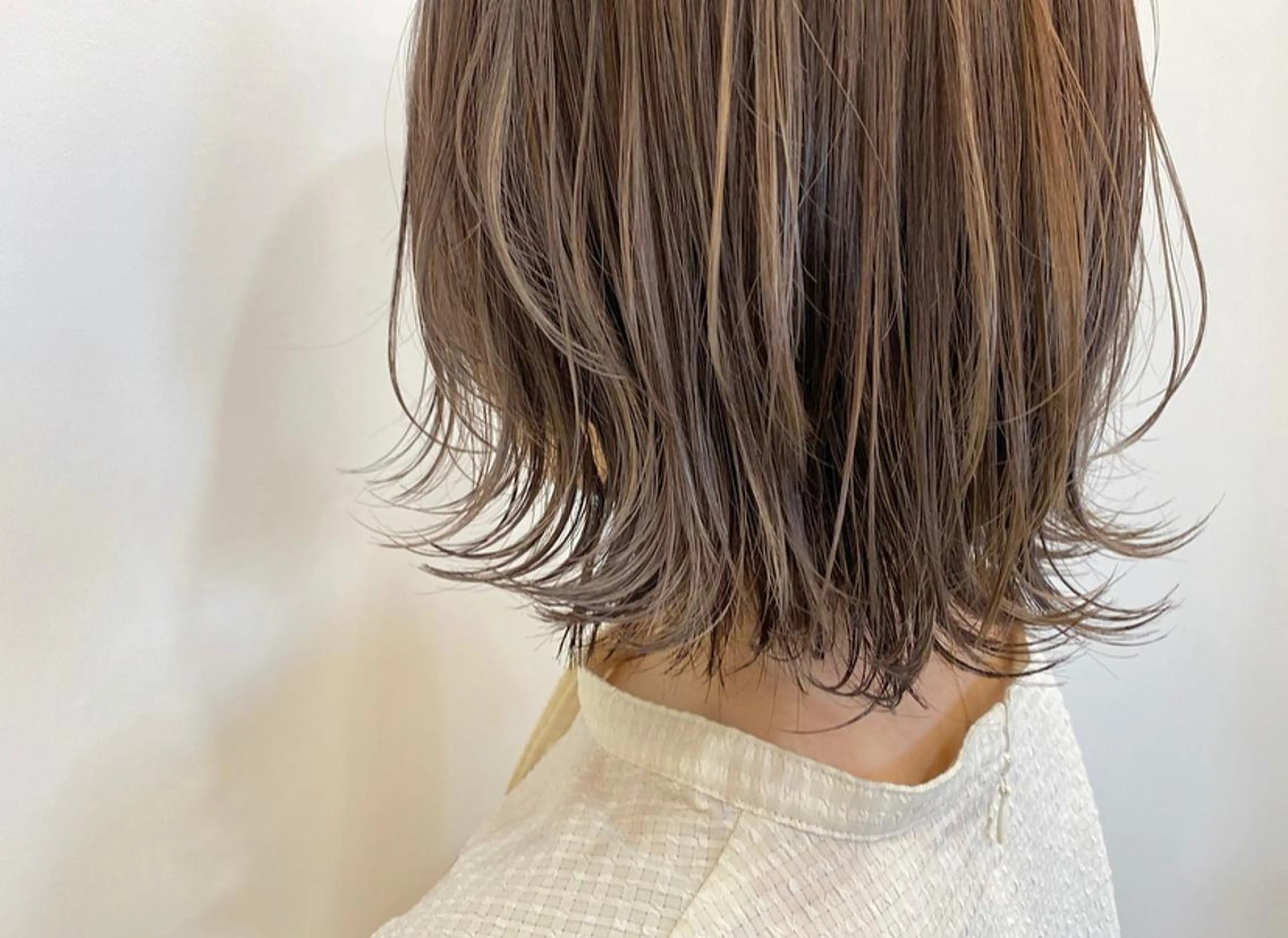 ミディアム カラー ベージュカラー 透明感カラー ハイライトカラー くびれヘア ハイライト カット ヘアカラー トリートメント 鈴木 翔梧のヘアスタイル