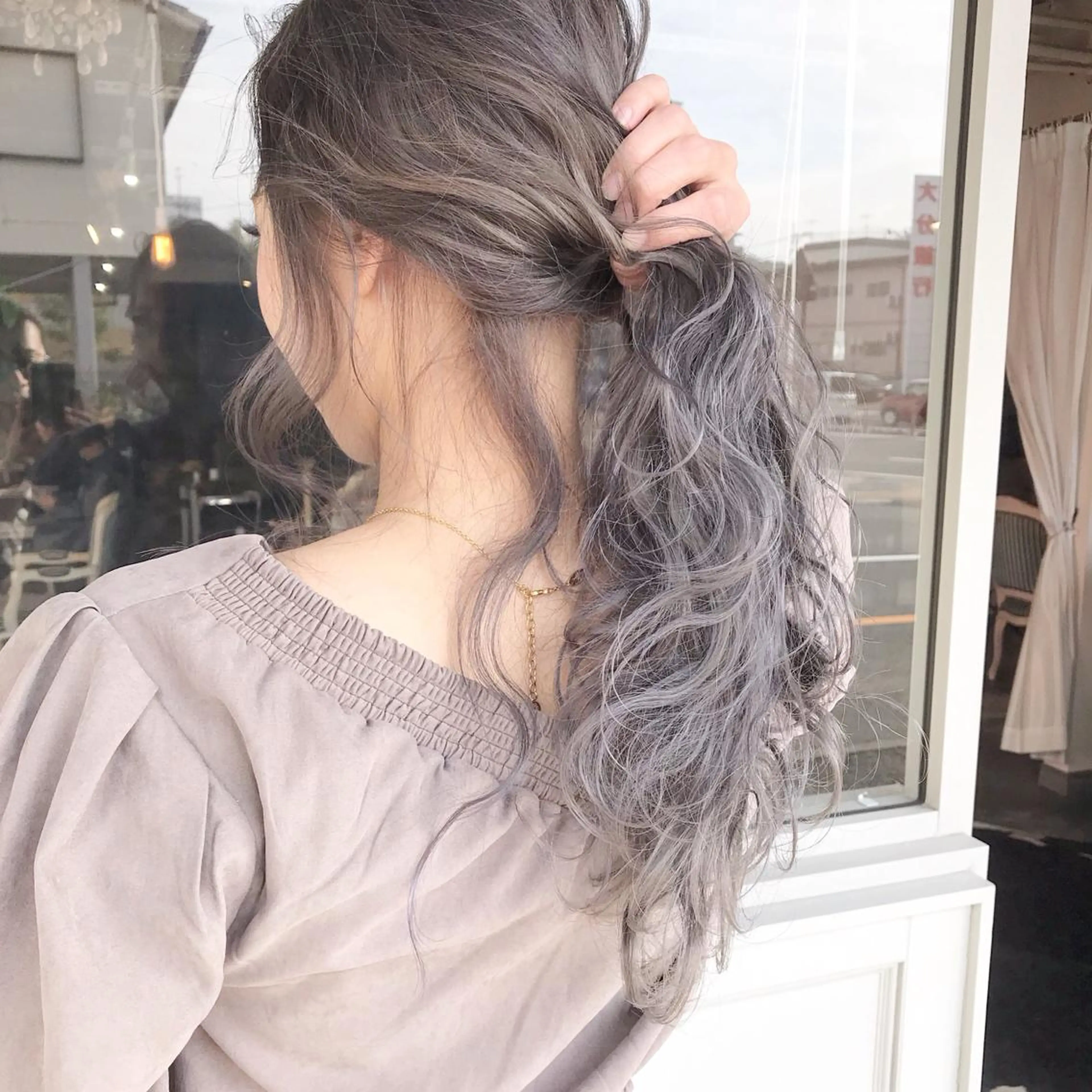 ロング カラー ヘアアレンジ お団子ヘア 切りっぱなしボブ バレイヤージュ ブリーチ デザインカラー Mariana/ 鶴原-ハイライトのヘアスタイル