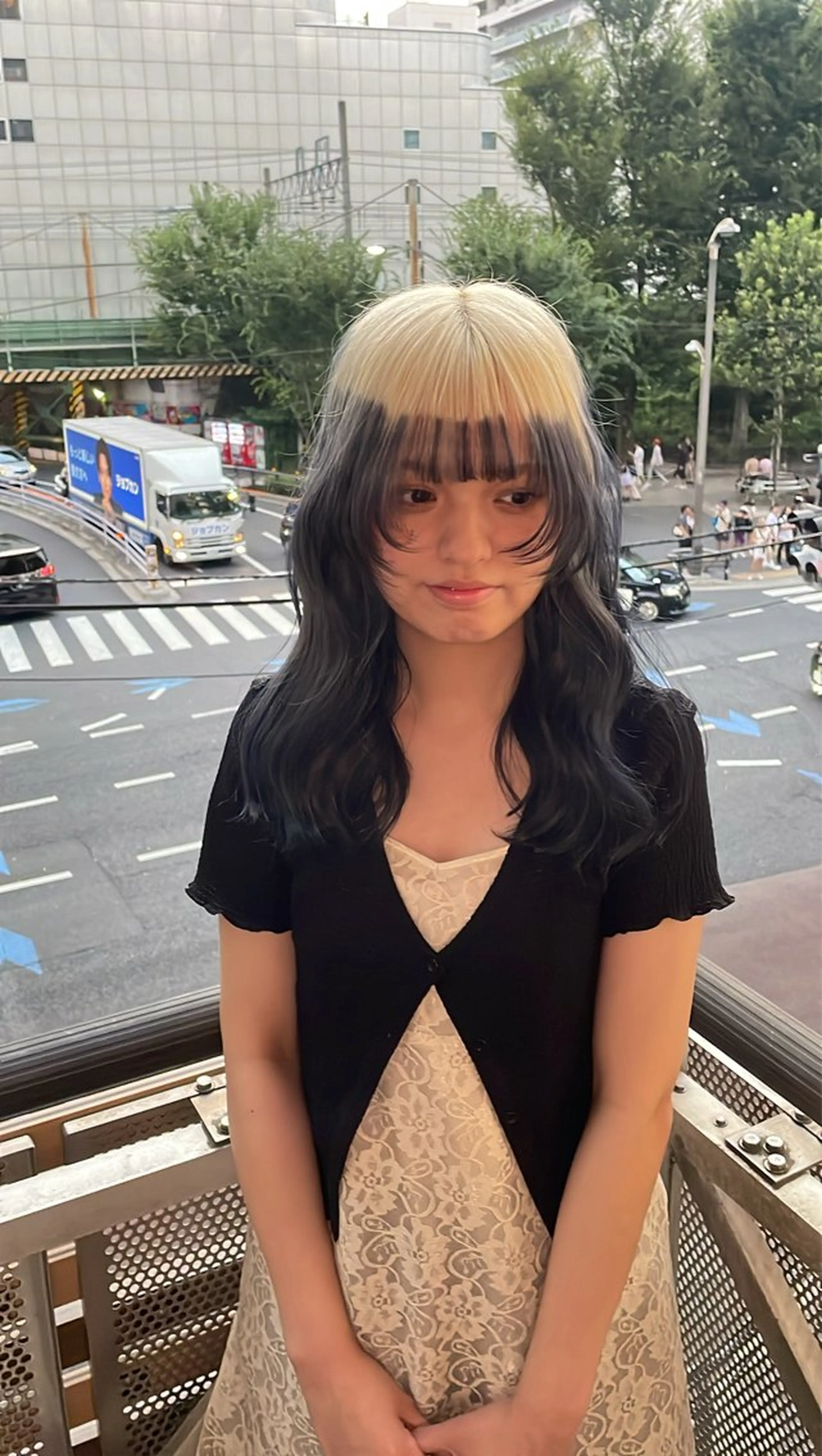 セミロング カラー ヘアアレンジ 抜きっぱなしブロンド ブルーカラー デザインカラー ヘアカラー driP.by HAVANA所属・ケアブリーチ／パーマ 工藤のヘアスタイル