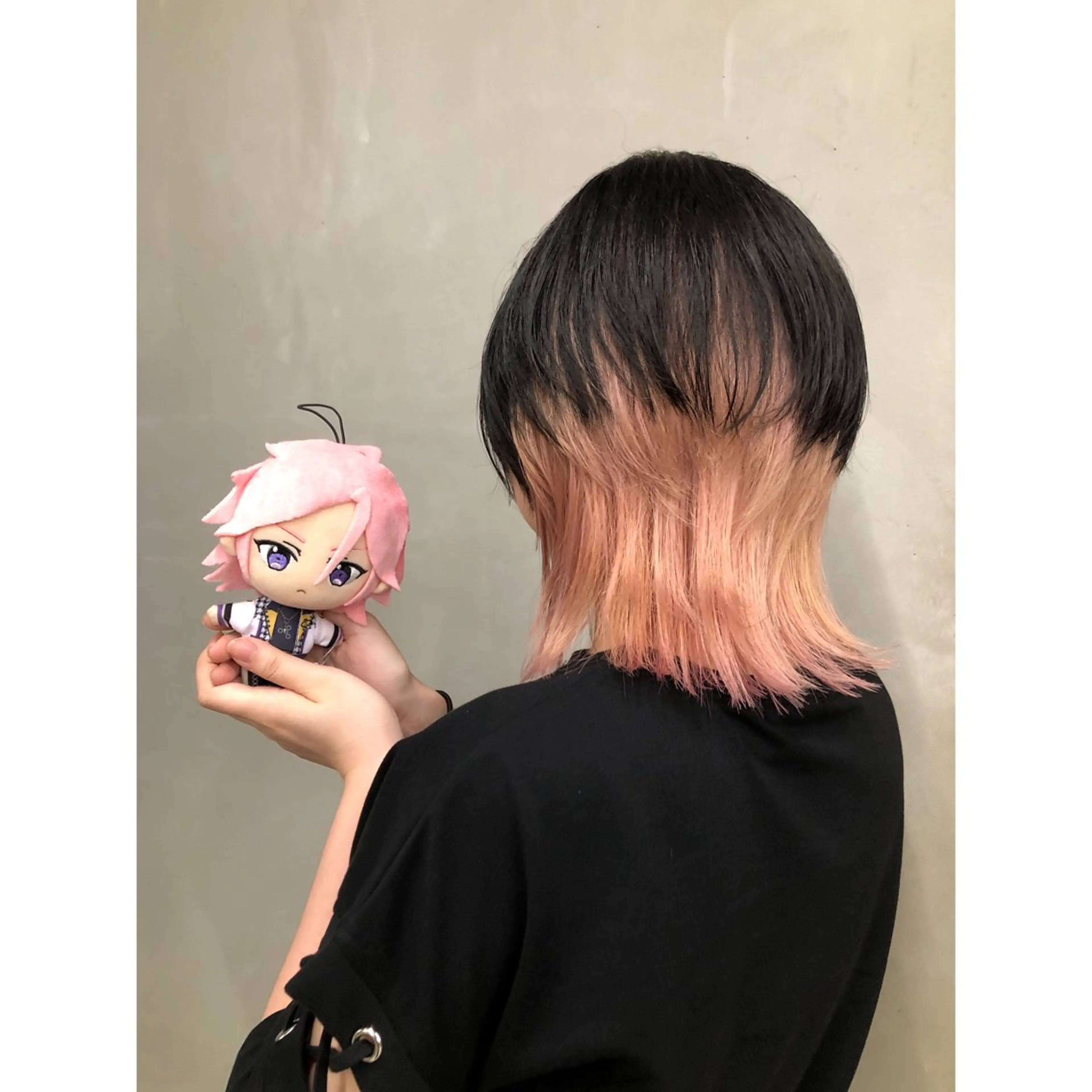ミディアム カラー インナーカラー ウルフカット 推しカラー✨ オタク美容師ユウカのヘアスタイル