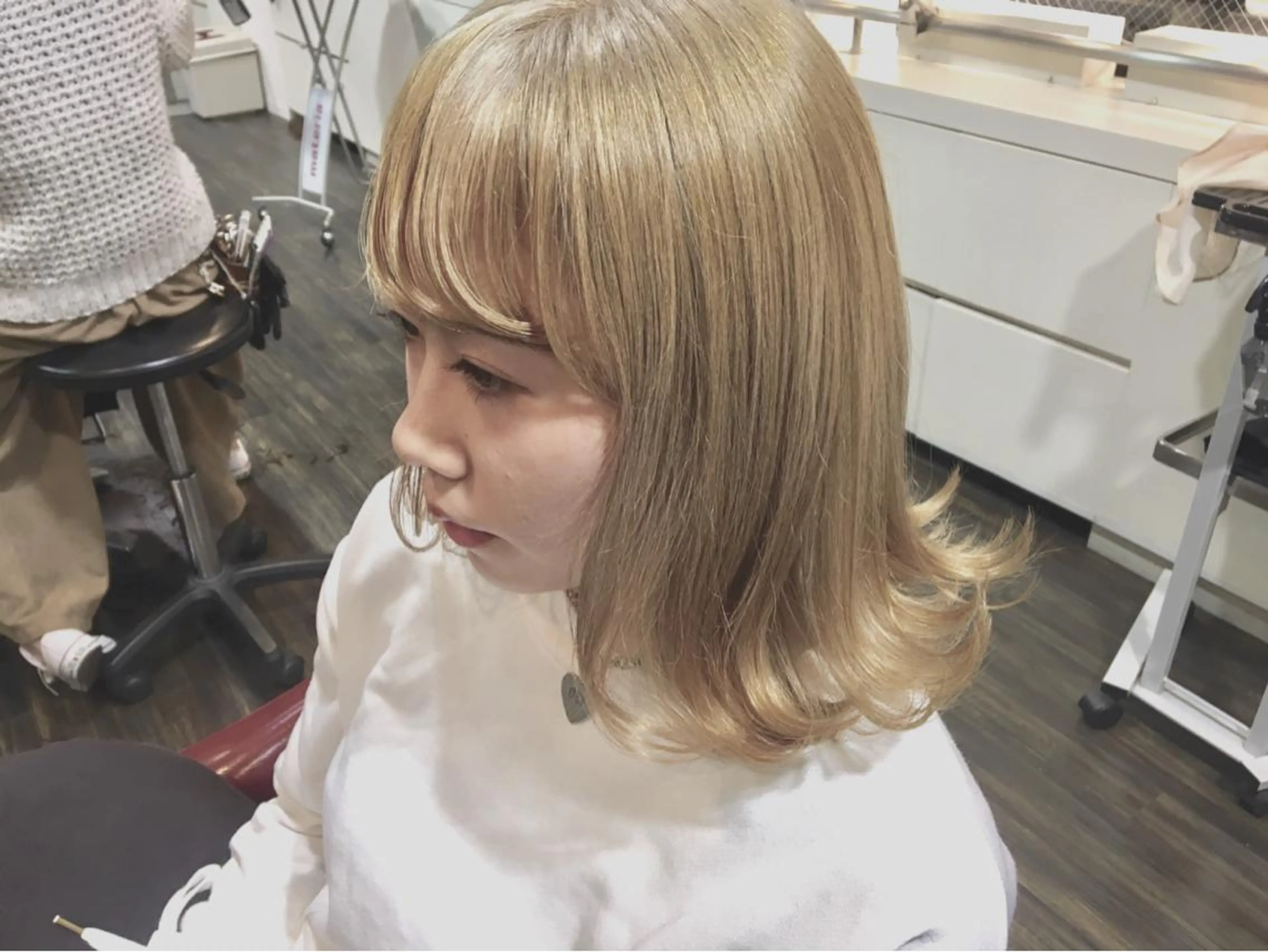 ミディアム カラー ベージュカラー ブリーチ 西本 夏美のヘアスタイル