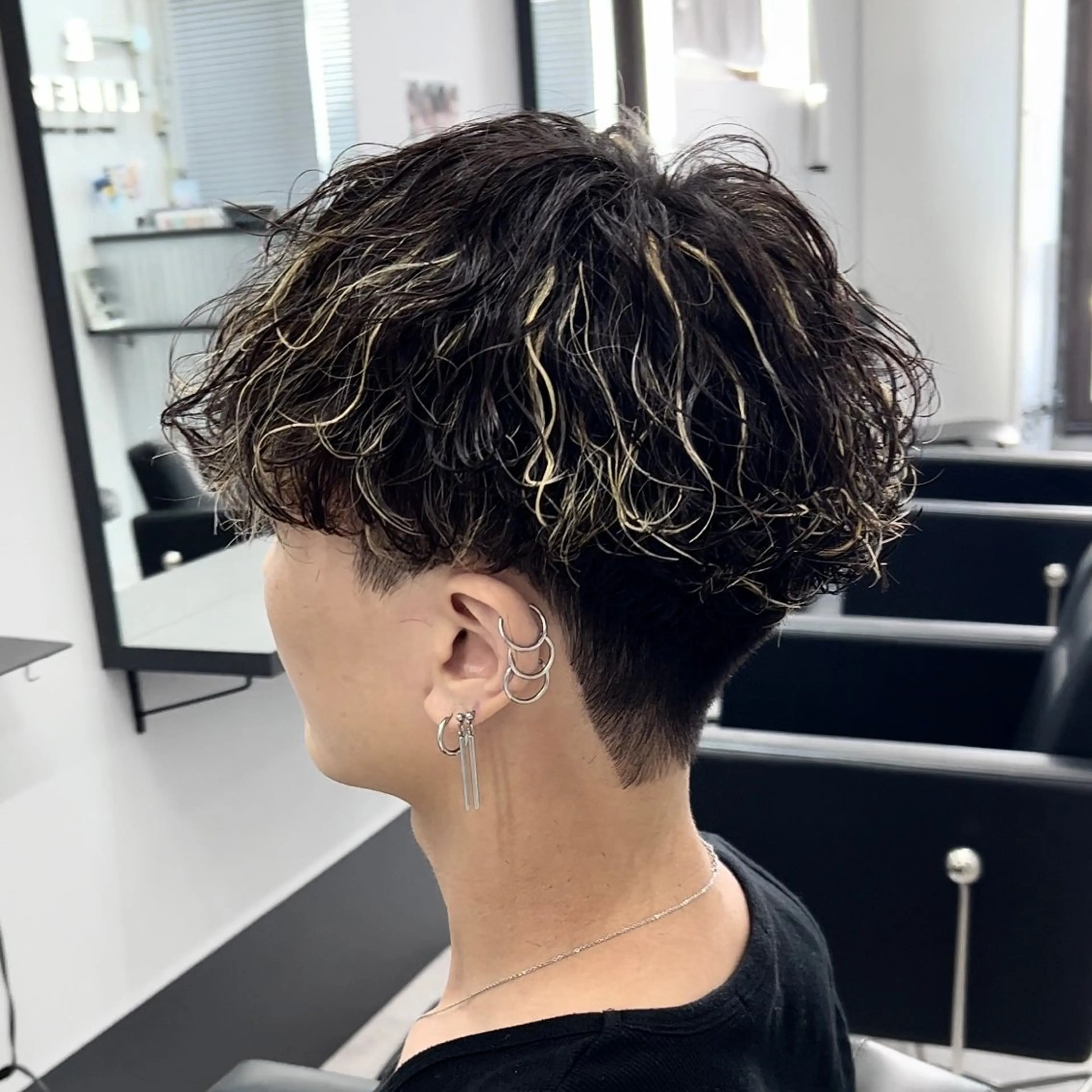 カラー パーマ メンズ メンズハイライト メンズメッシュ マッシュ メンズパーマ 波巻きパーマ 曲がる縮毛矯正 LIBER 　岩名のヘアスタイル