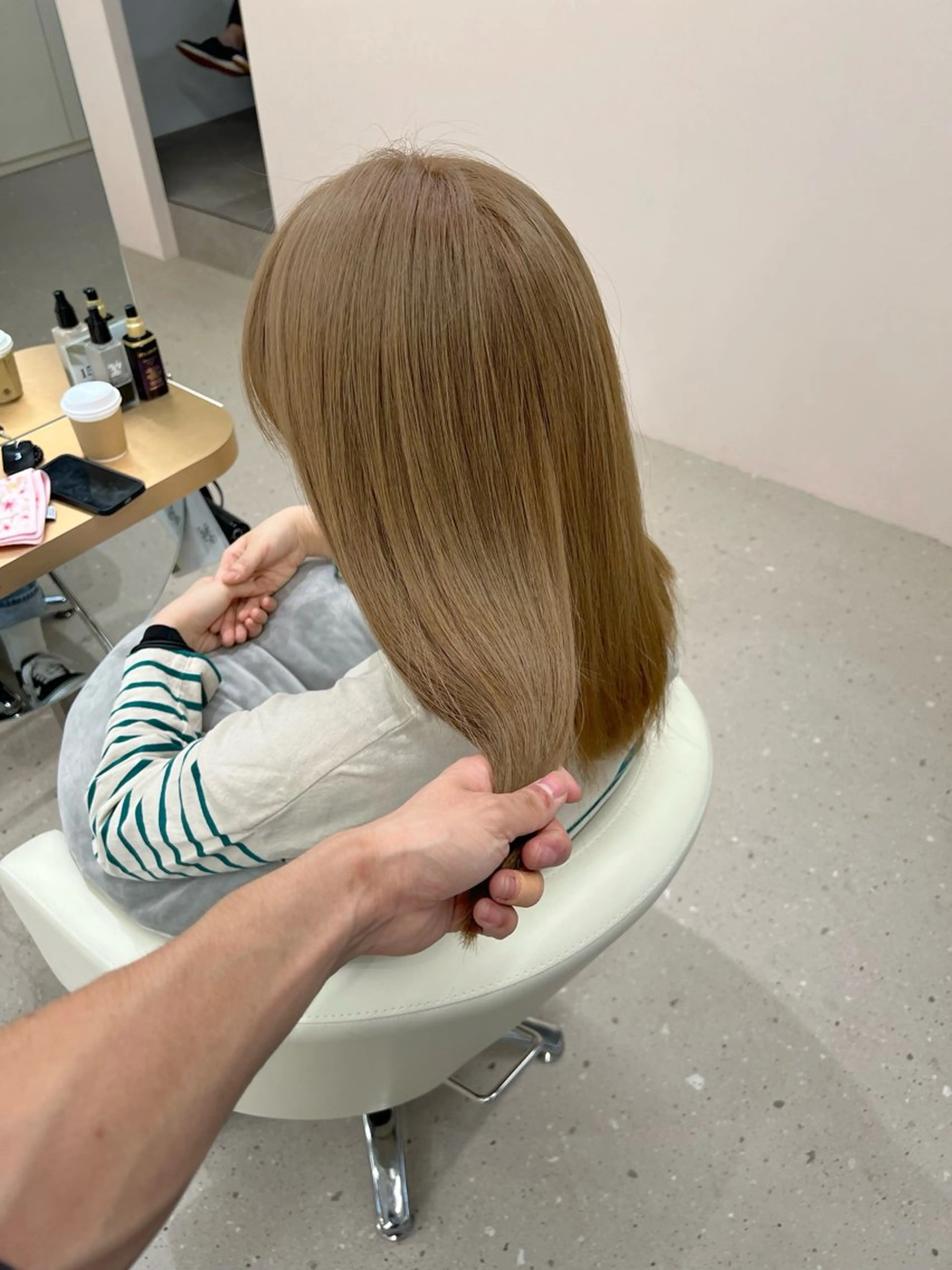 ロング カラー ベージュカラー ブリーチ 三宅 昌太のヘアスタイル