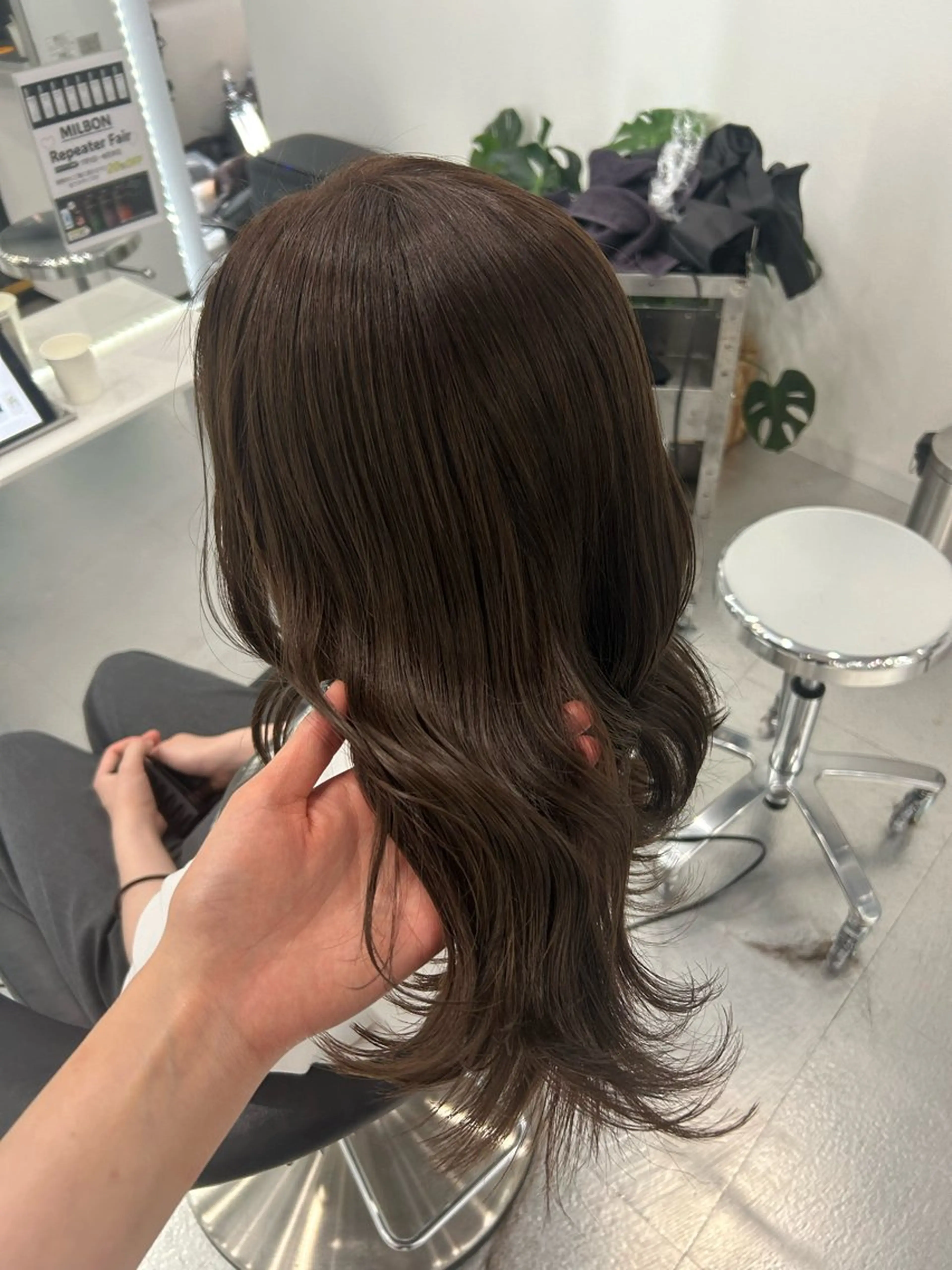 ミディアム あやめ🪽 オリーブ/ハイトーンのヘアスタイル