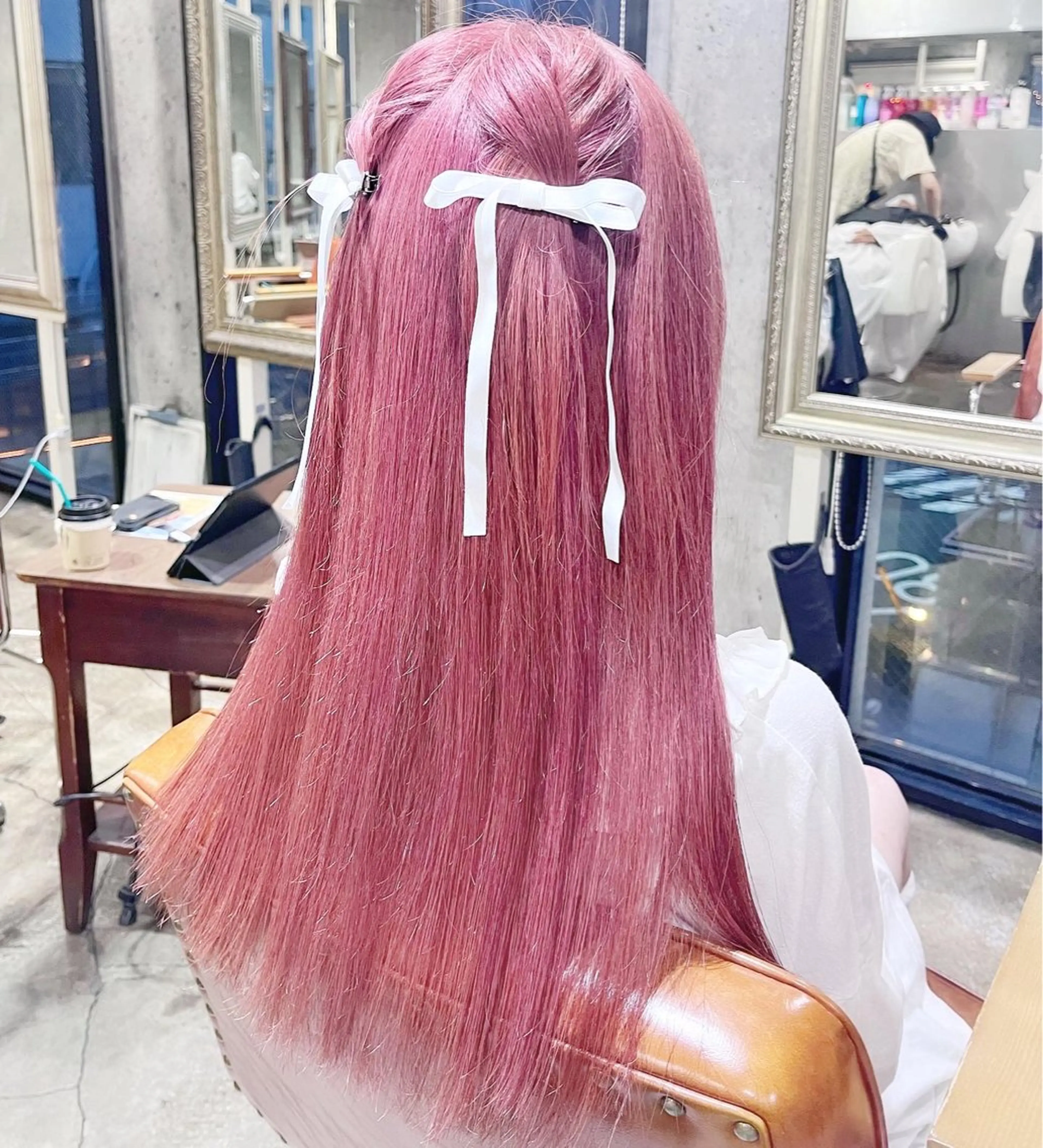 ロング カラー ヘアアレンジ ブリーチ ヘアカラー ピンクカラー🩷 ヘアセットＮＯ.1のヘアスタイル