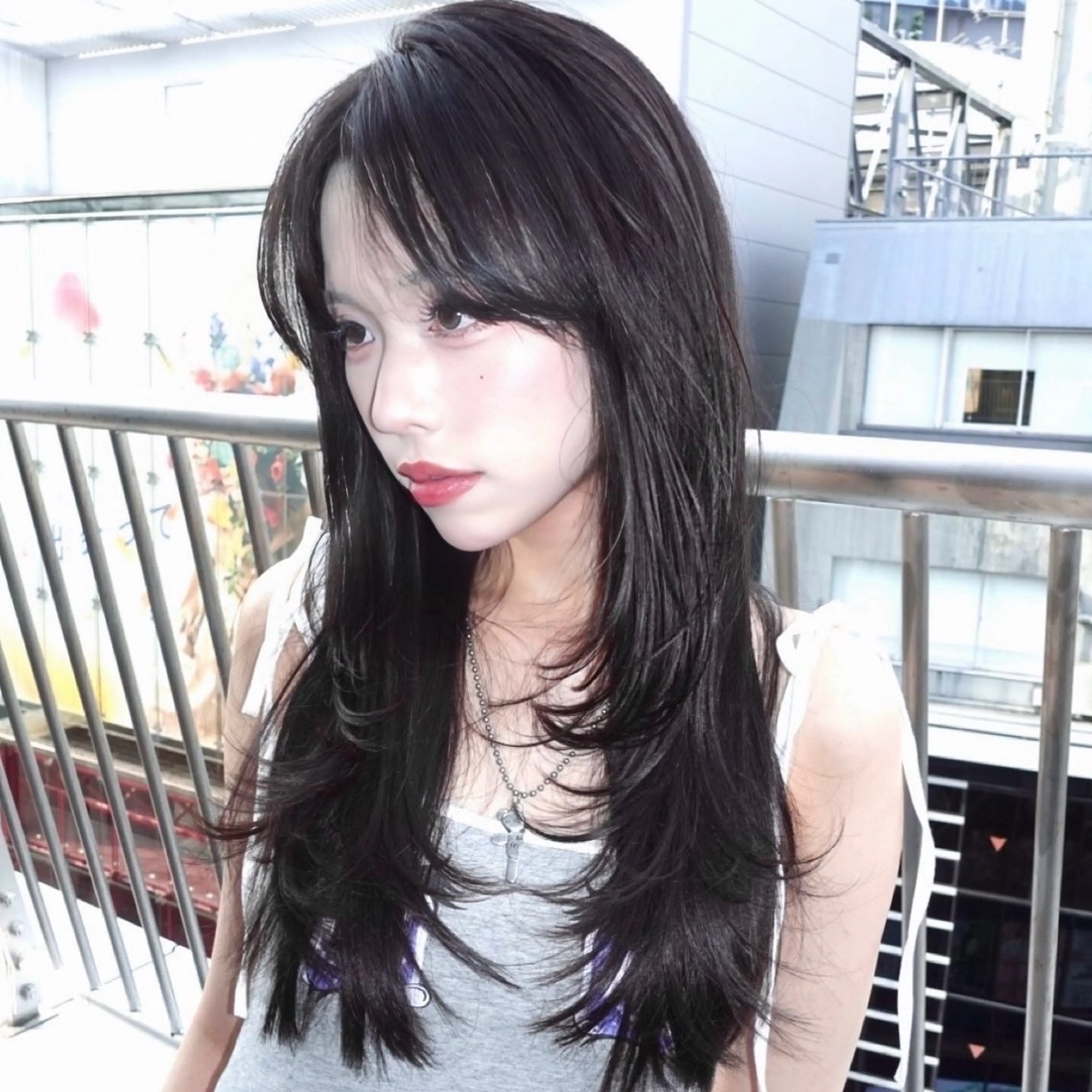 ロング 顔まわりレイヤー ハッシュカット ハイレイヤー レイヤーカット ロング カット ヘアカラー トリートメント レイヤーカット ダブルカラーのヘアスタイル