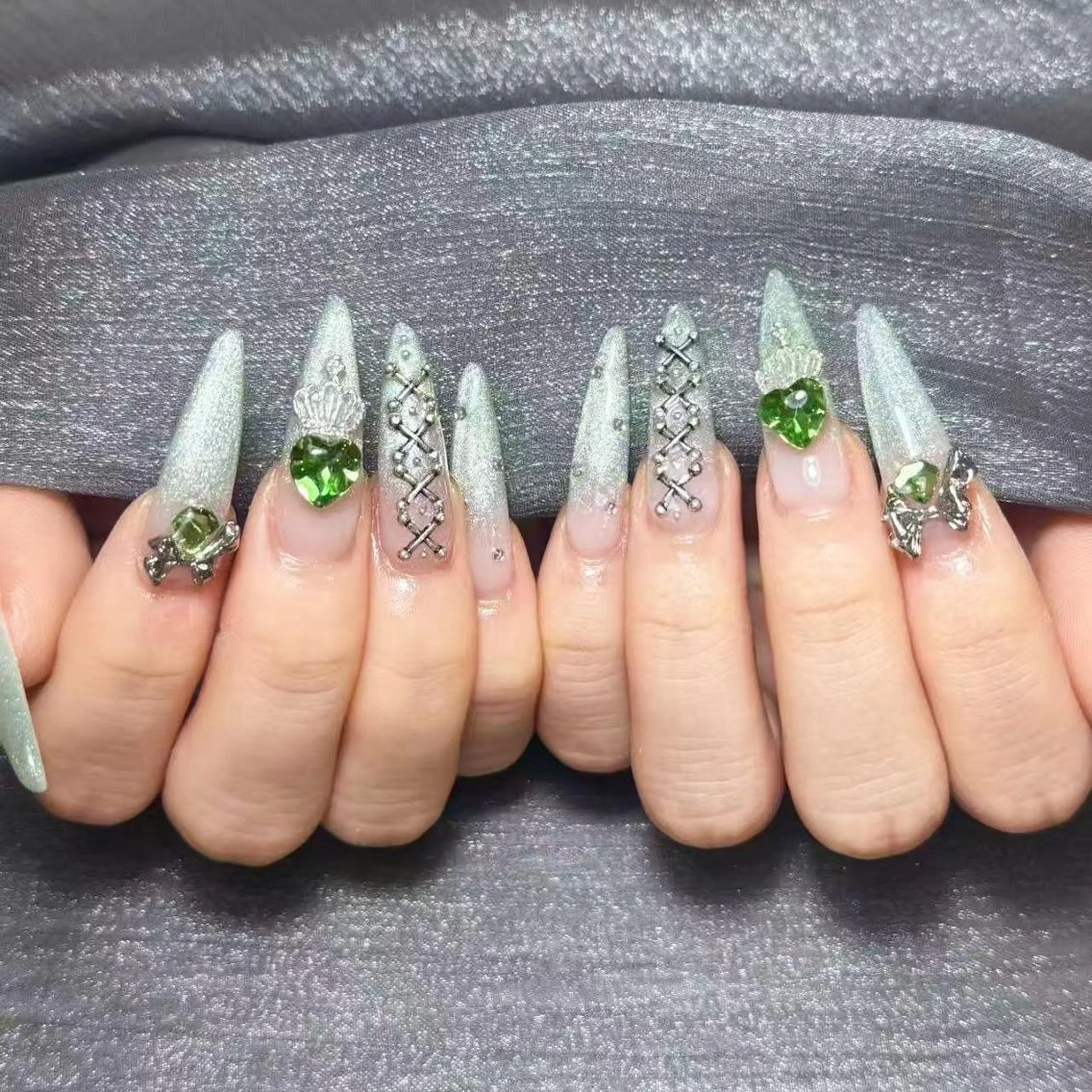 ネイル アートネイル オーロラネイル ガーリー キラキラネイル マグネットネイル ハンドネイル YOYO 💅のネイルデザイン