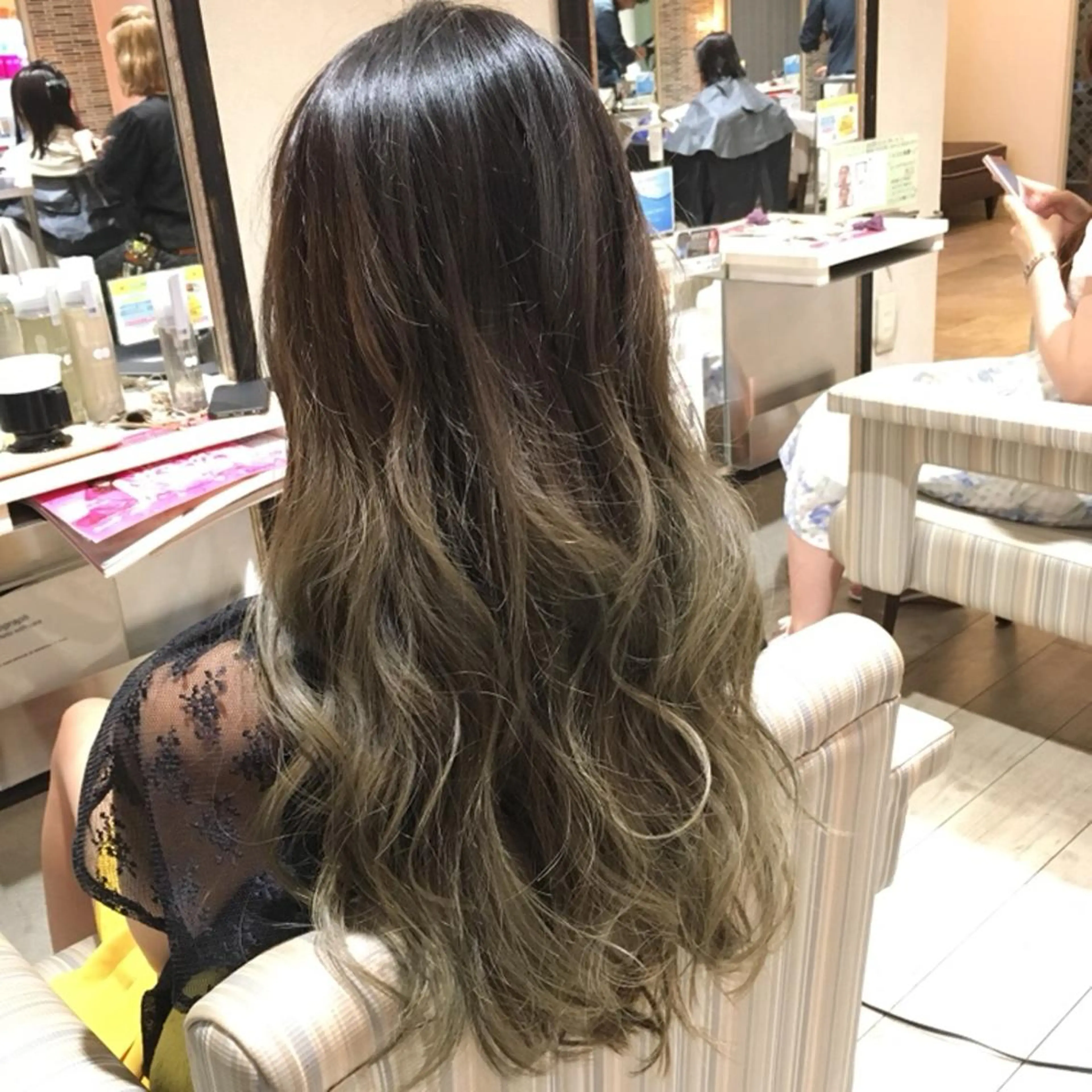 ロング カラー アッシュ ブリーチ 透明感カラー ダブルカラー グラデーションカラー Dolce　梅田所属・城領 直輝のヘアスタイル