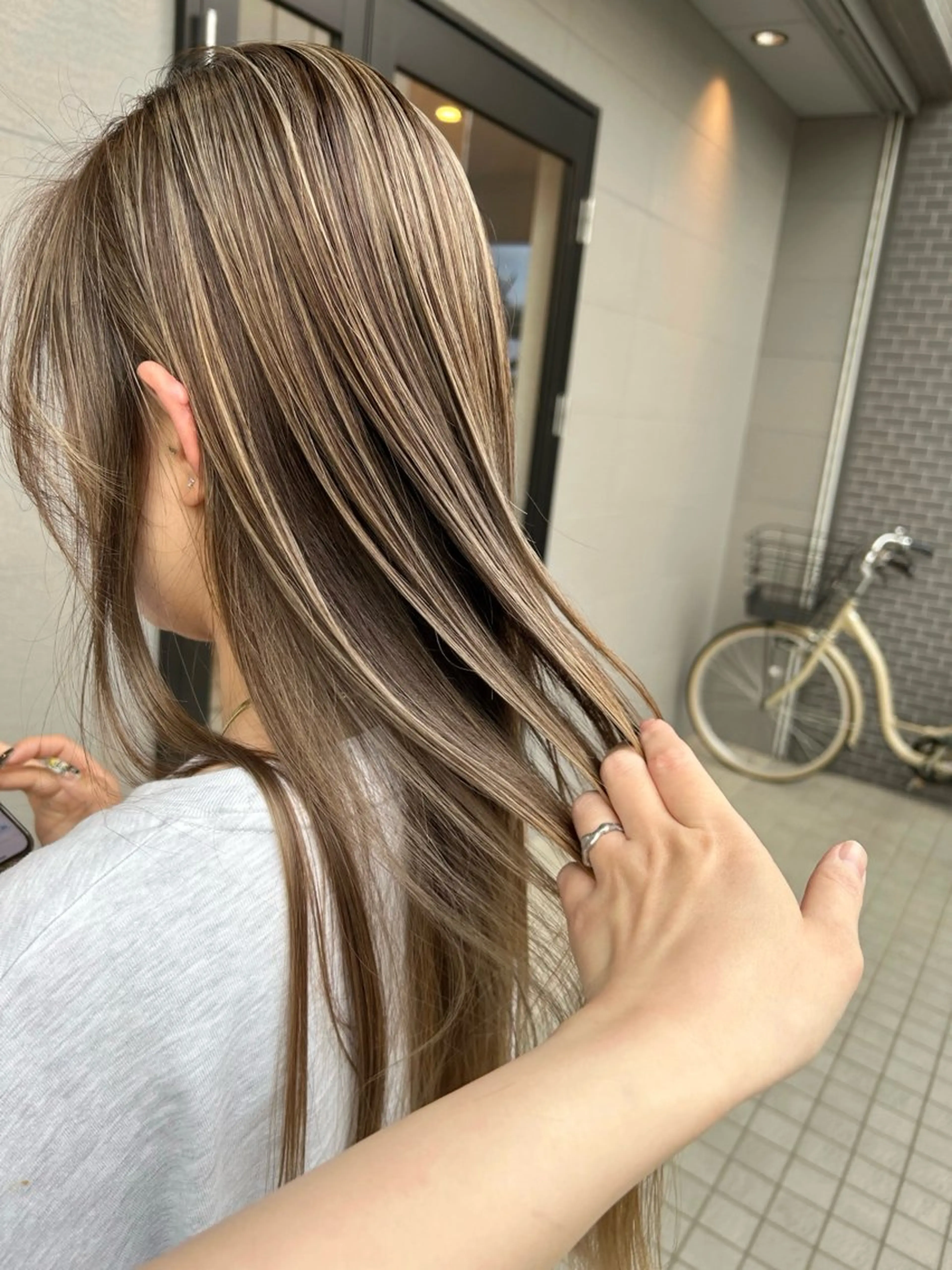 ロング カラー バレイヤージュ ベージュカラー ミルクティーベージュ レイヤーカット ヘアカラー ナカジマ ナナのヘアスタイル
