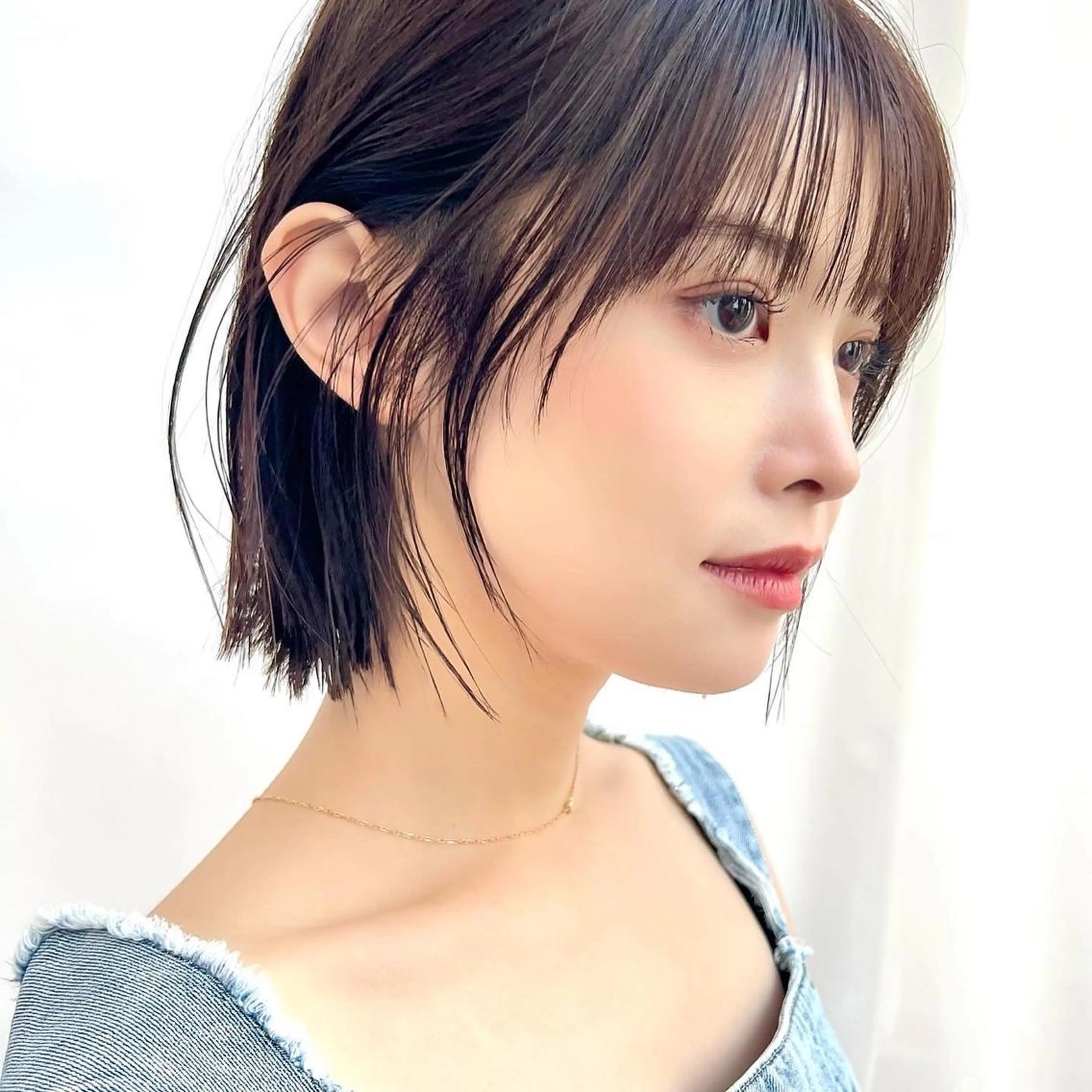 ショート カラー 切りっぱなしボブ 前下がりボブ ブリーチ グレージュ イルミナカラー カット ヘアカラー トリートメント ニュアンスレイヤー ハイトーンカラーのヘアスタイル