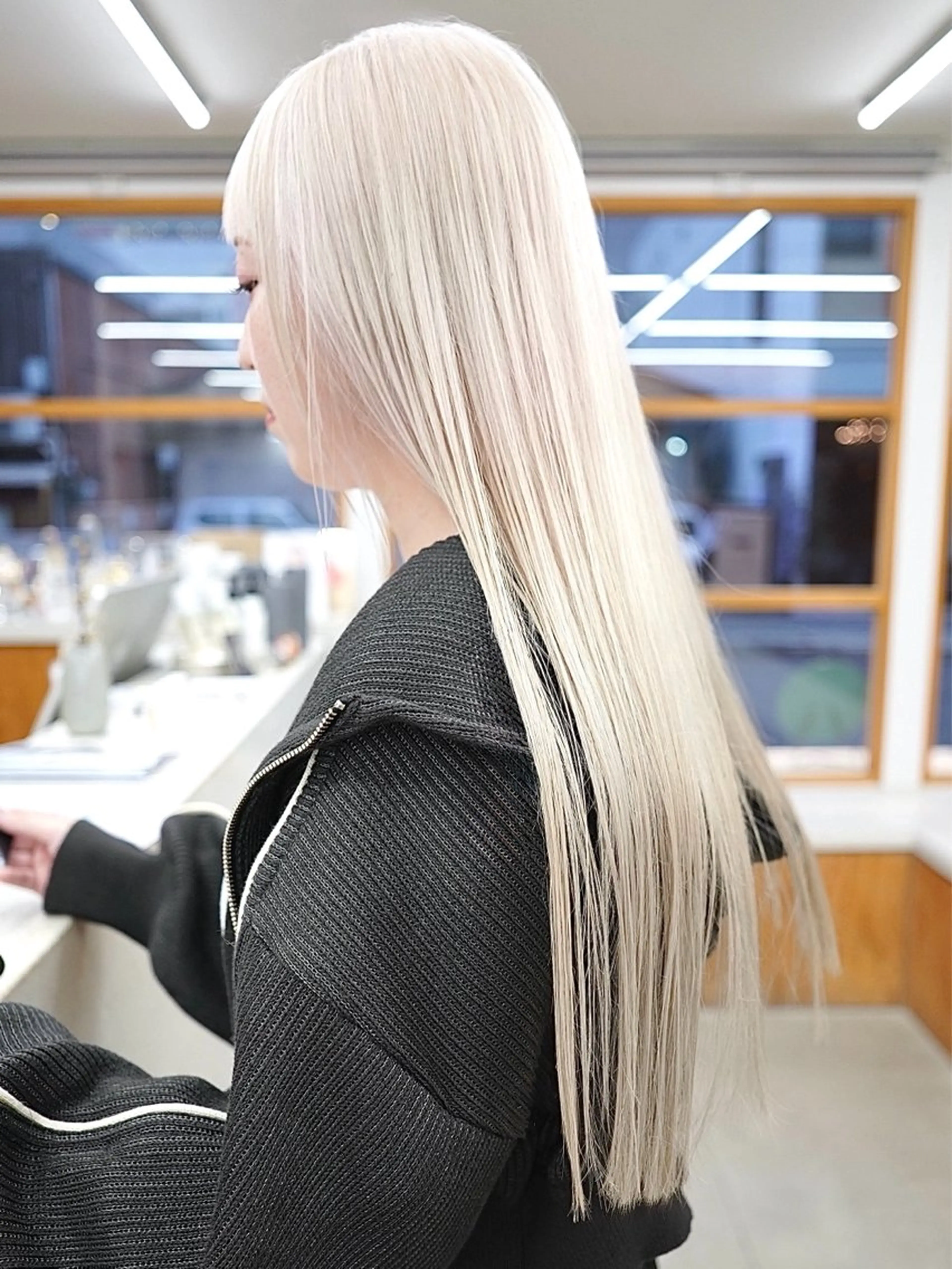 ロング カラー ブリーチ ブロンド ホワイトブロンド ロング カット ヘアカラー トリートメント ベージュデザイン パーマKaito🌸のヘアスタイル