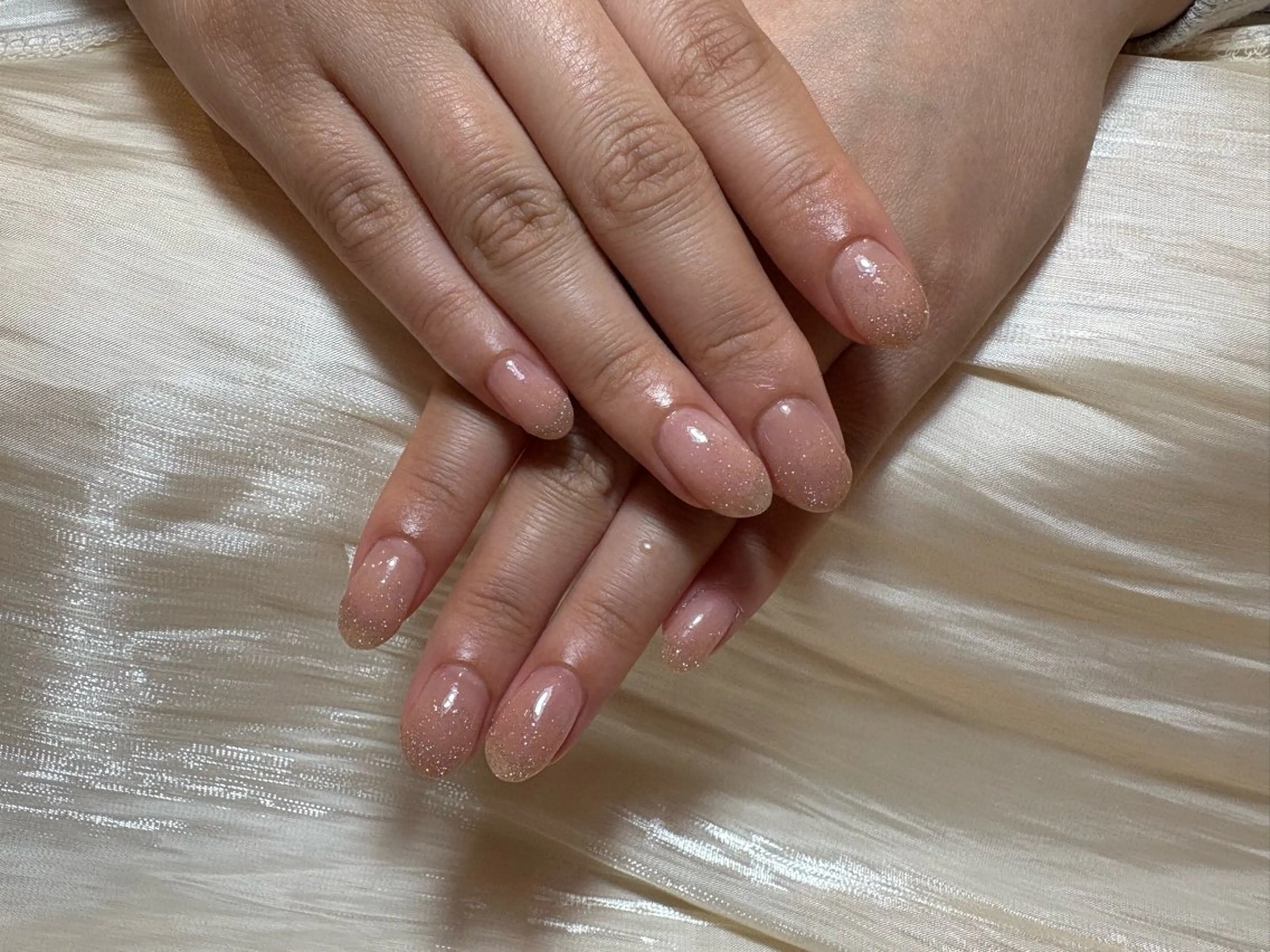 ネイル グラデーション 氷ネイル・うるうるネイル キラキラネイル 韓国ネイル ラメ(グリッター) WHITE NAIL 難波店所属・荒木 綾花のネイルデザイン