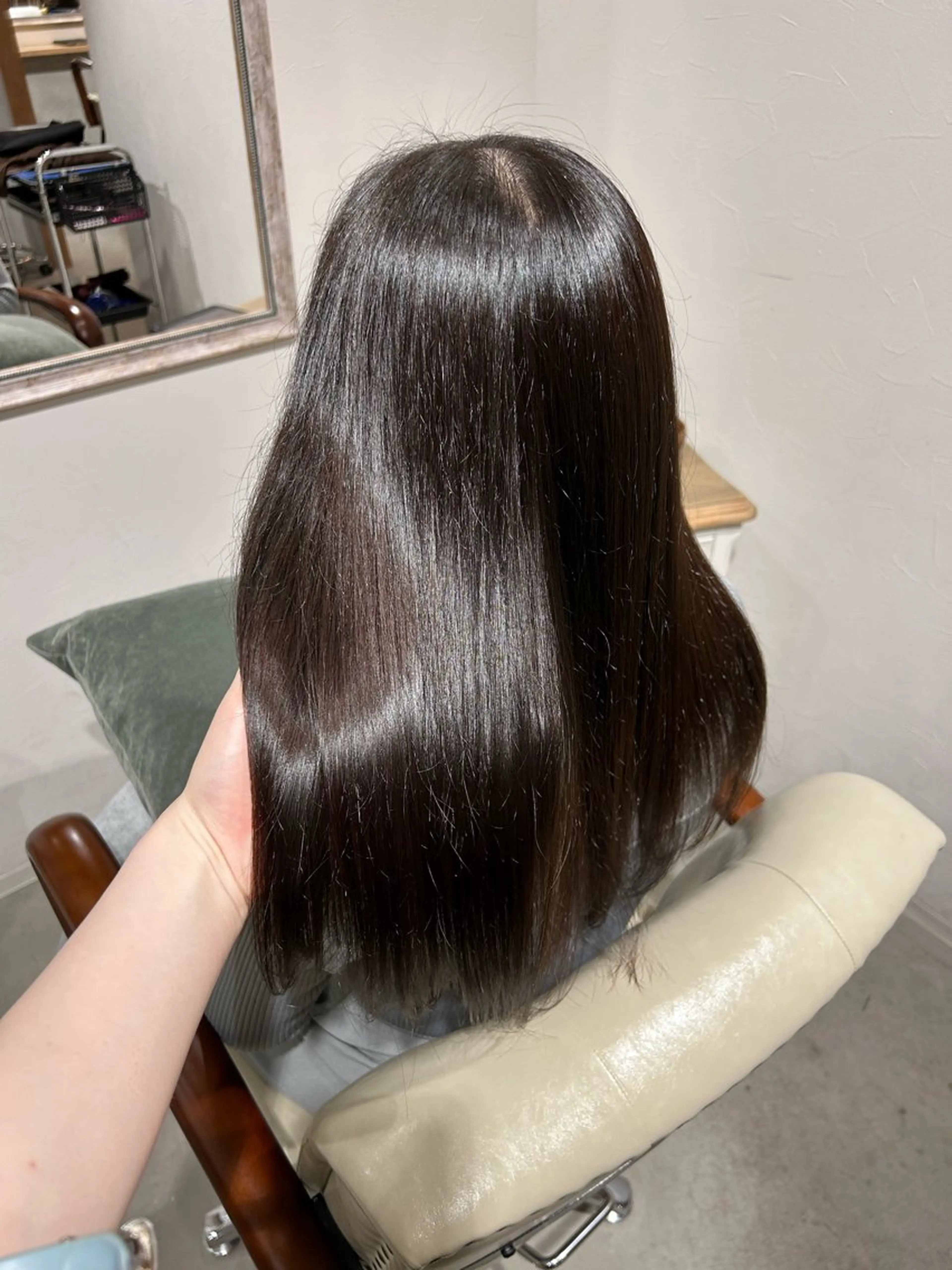 ロング チョコレートブラウン ambiente所属・瀬川 夏緒のヘアスタイル