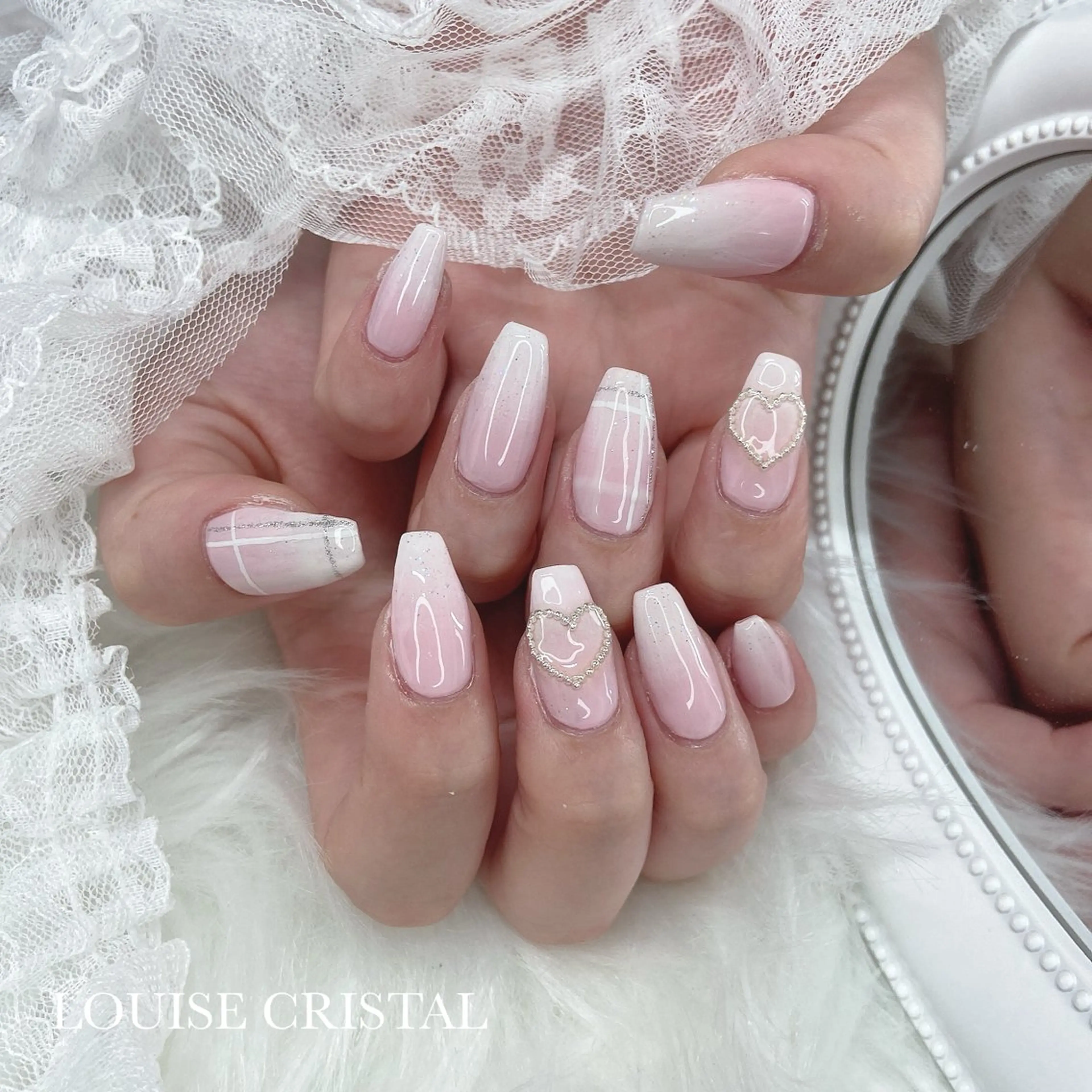 ネイル ハンドネイル LOUISE CRYSTALのネイルデザイン