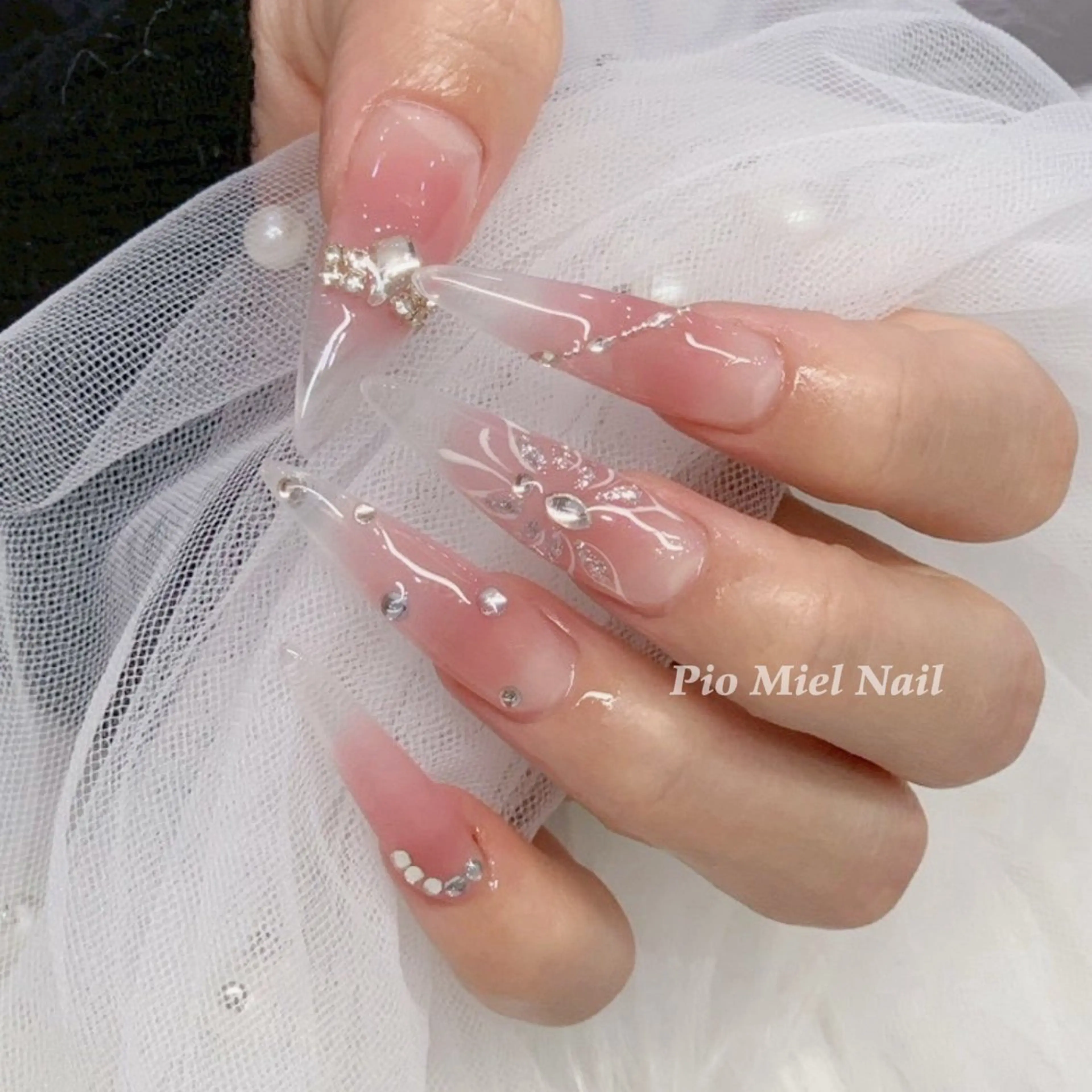 ネイル クリアネイル グラデーション 韓国ネイル ラメ(グリッター) ロングネイル ハンドネイル momo 長さだしのネイルデザイン