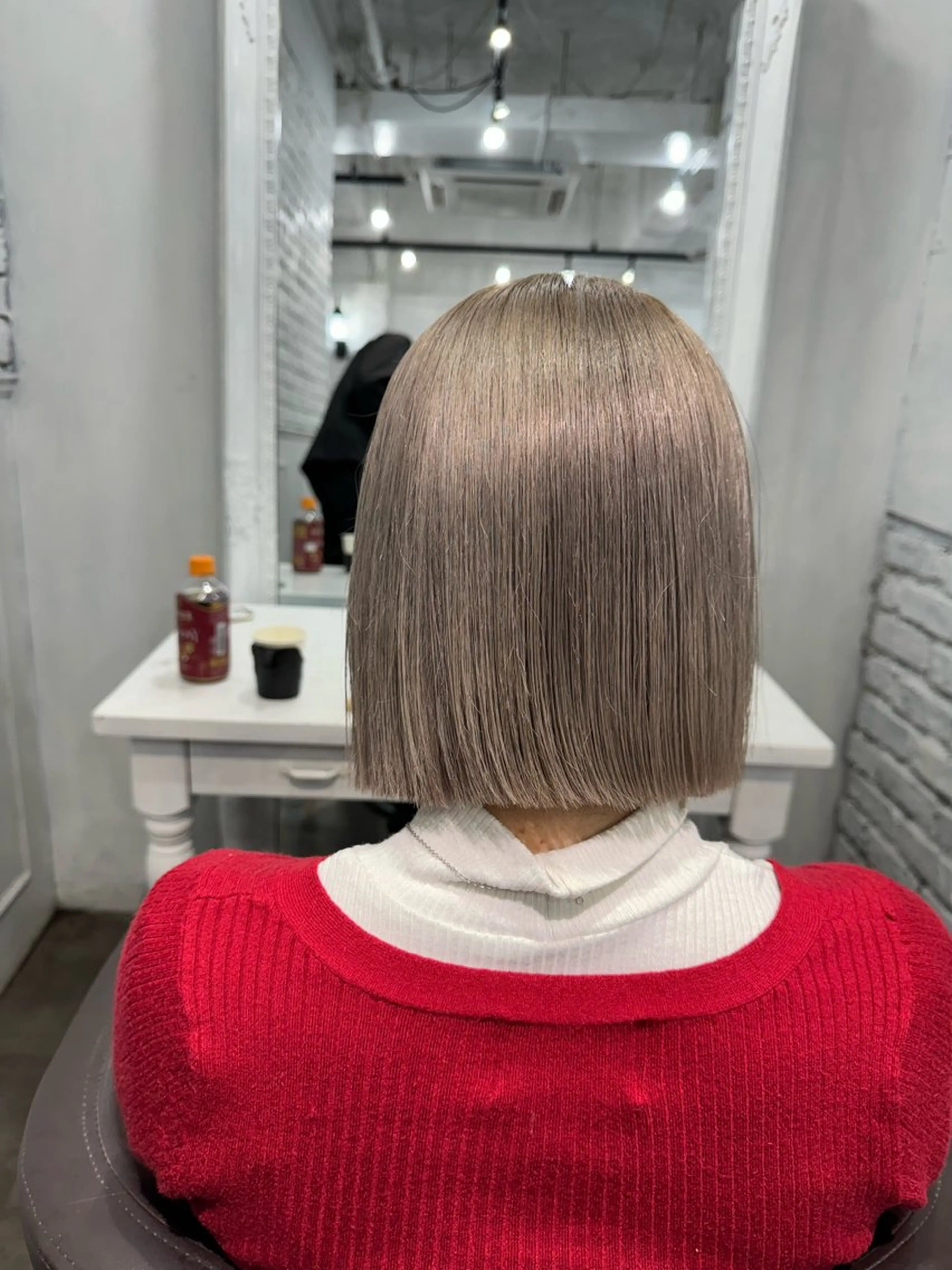 ショート カラー バレイヤージュ ミストバング ベージュカラー ブリーチ 抜きっぱなしブロンド ヘアカラー トリートメント SALOWIN札幌大通り所属・札幌ハイトーン/ ブリーチカラー/ドイのヘアスタイル