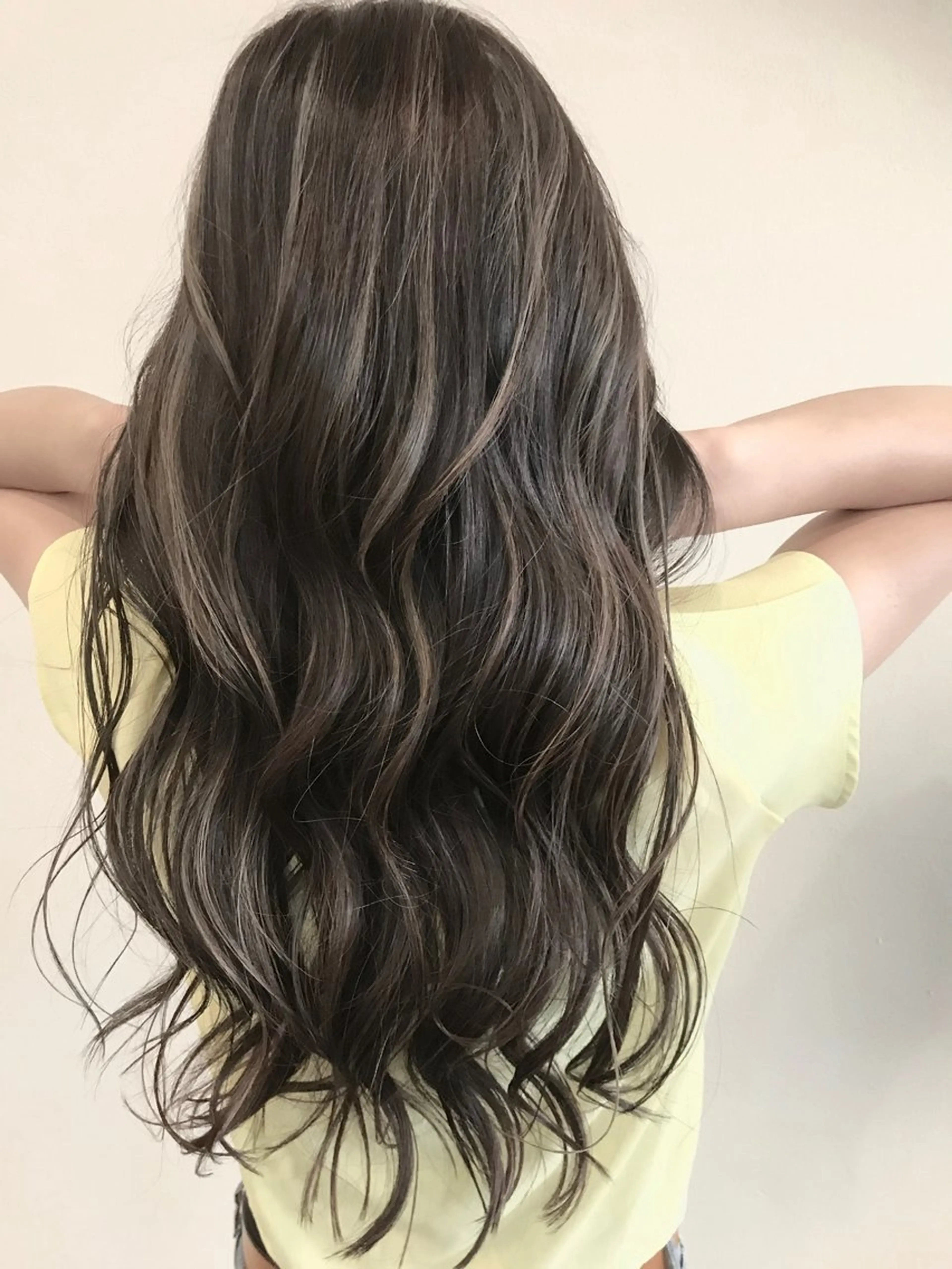 ロング カラー アッシュ ベージュカラー ブリーチ ブルーカラー ブルーアッシュ Hair make VERDA所属・富永 憲一郎のヘアスタイル
