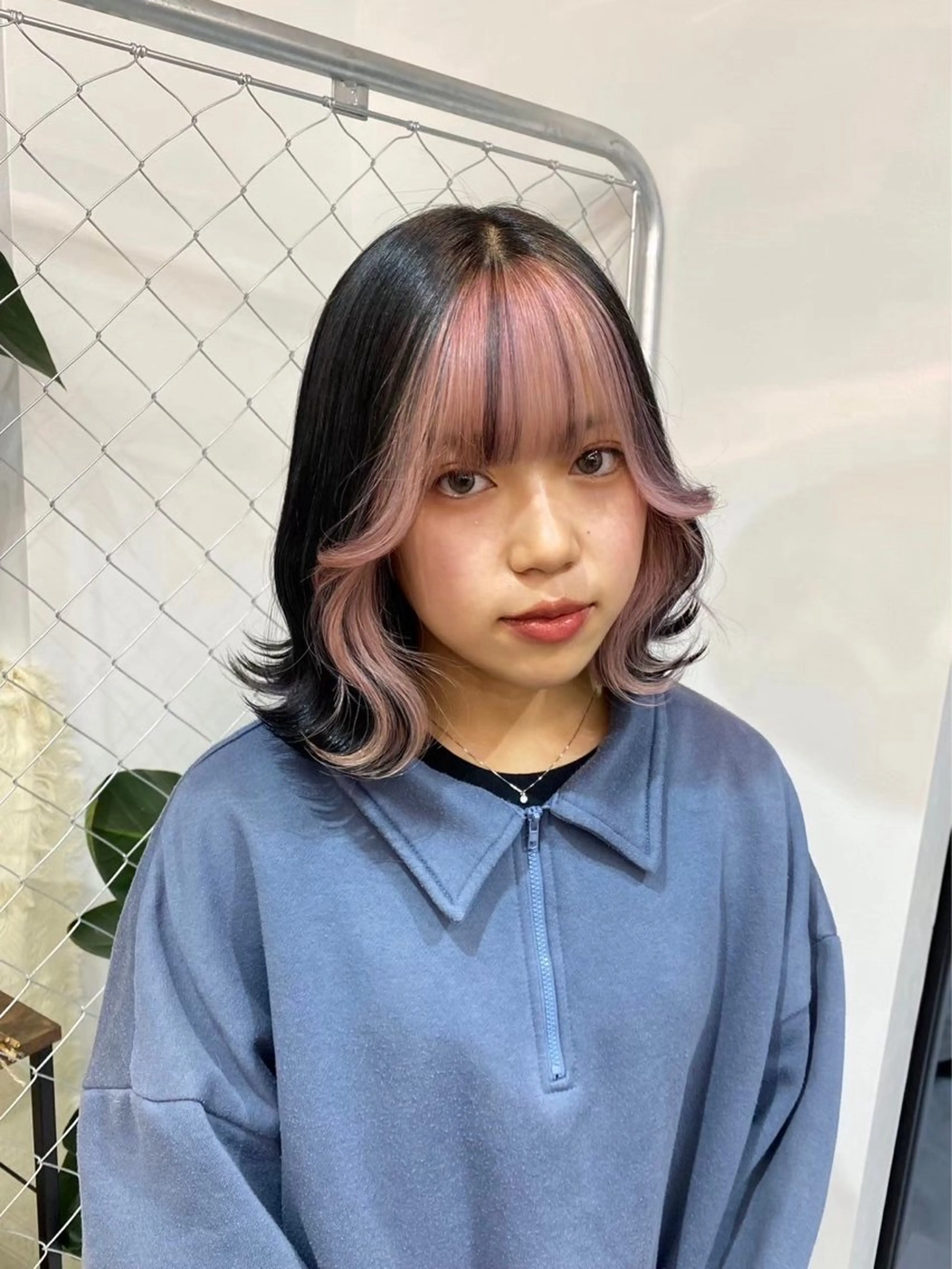 ミディアム カラー ブリーチ デザインカラー ピンクカラー ホワイトピンク ヘアカラー トリートメント ヘアセット ハイトーン/透明感 カラー/rina🎀のヘアスタイル