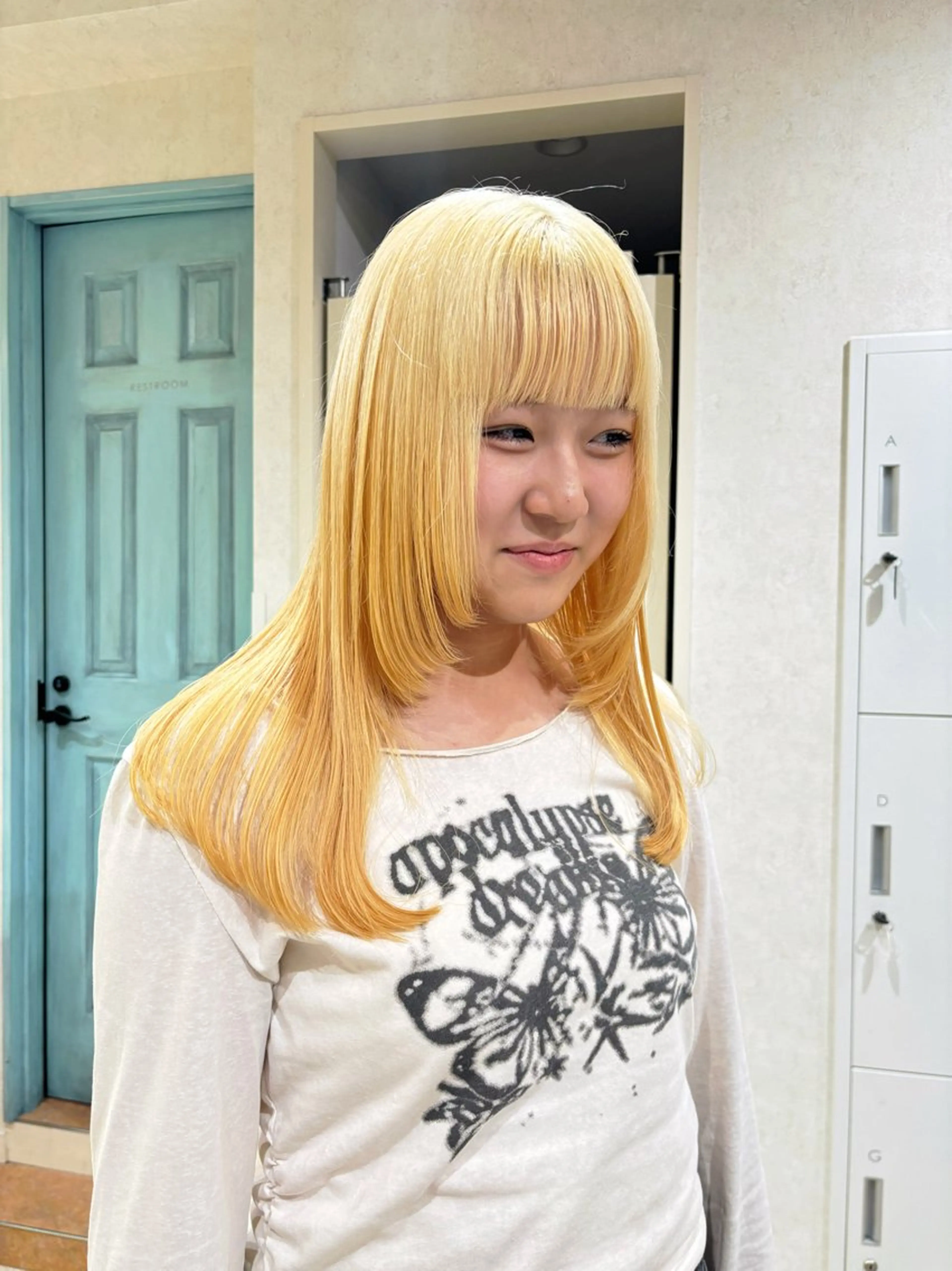 ロング カラー ブリーチ 抜きっぱなしブロンド ブロンド 顔周りカット レイヤーカット しほ/ハイトーン/ メンズパーマ/バンドのヘアスタイル