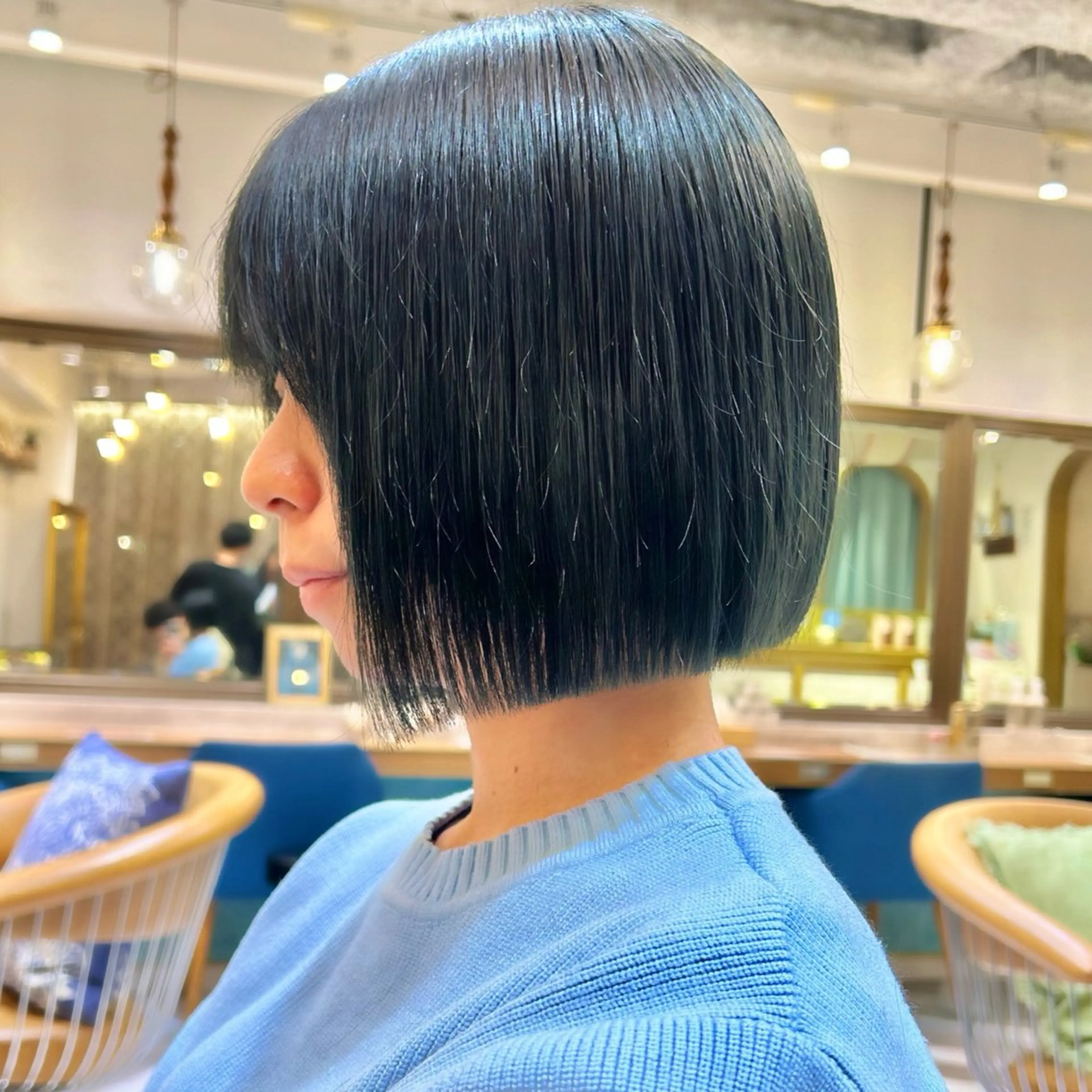ミディアム カラー ブルーカラー ボブ カット ヘアカラー トリートメント 髪質改善【縮毛矯正】 美髪ボブを量産する人のヘアスタイル