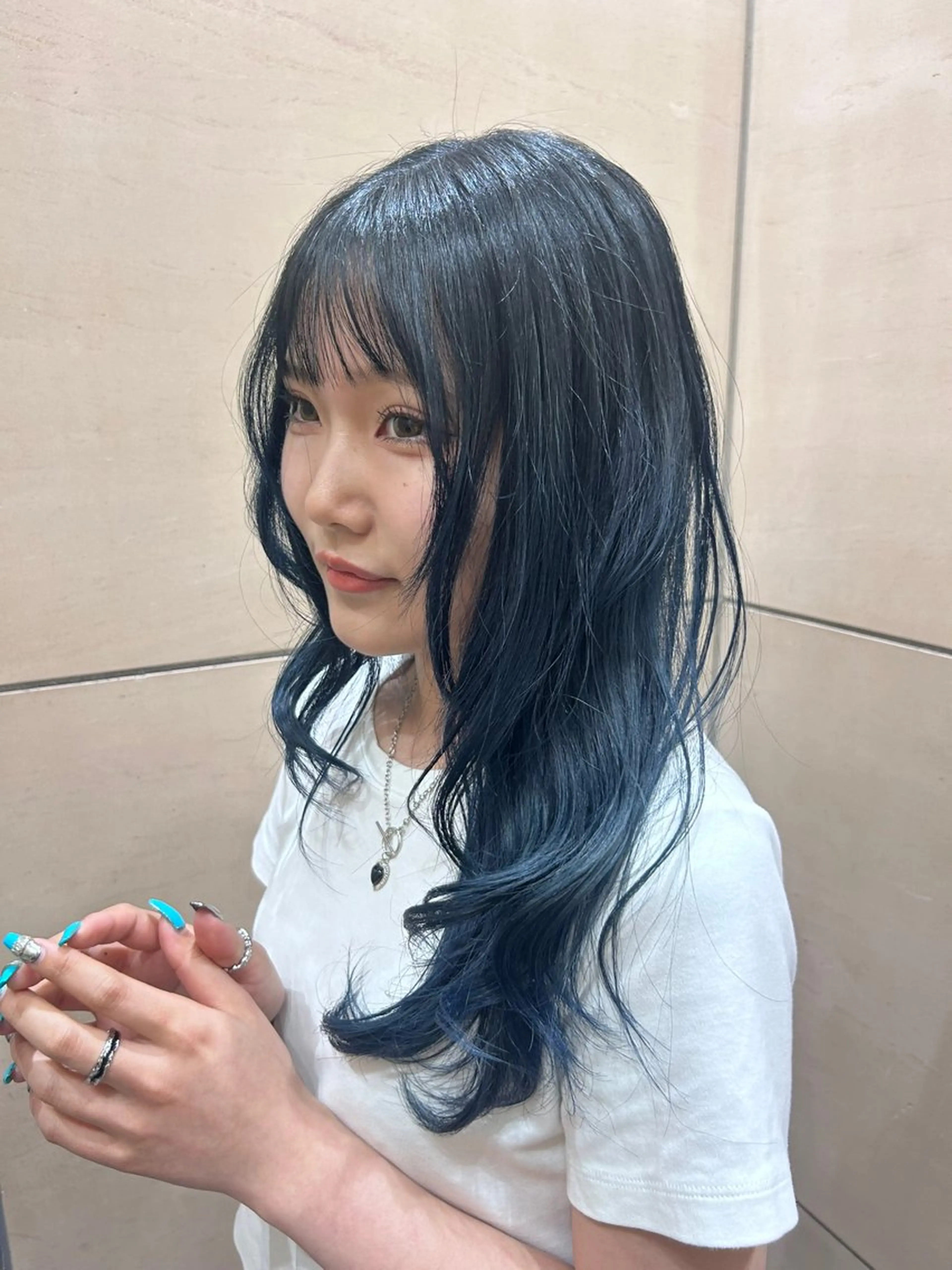 ロング カラー ブリーチ ブルーカラー ヘアカラー abilita MIYUのヘアスタイル