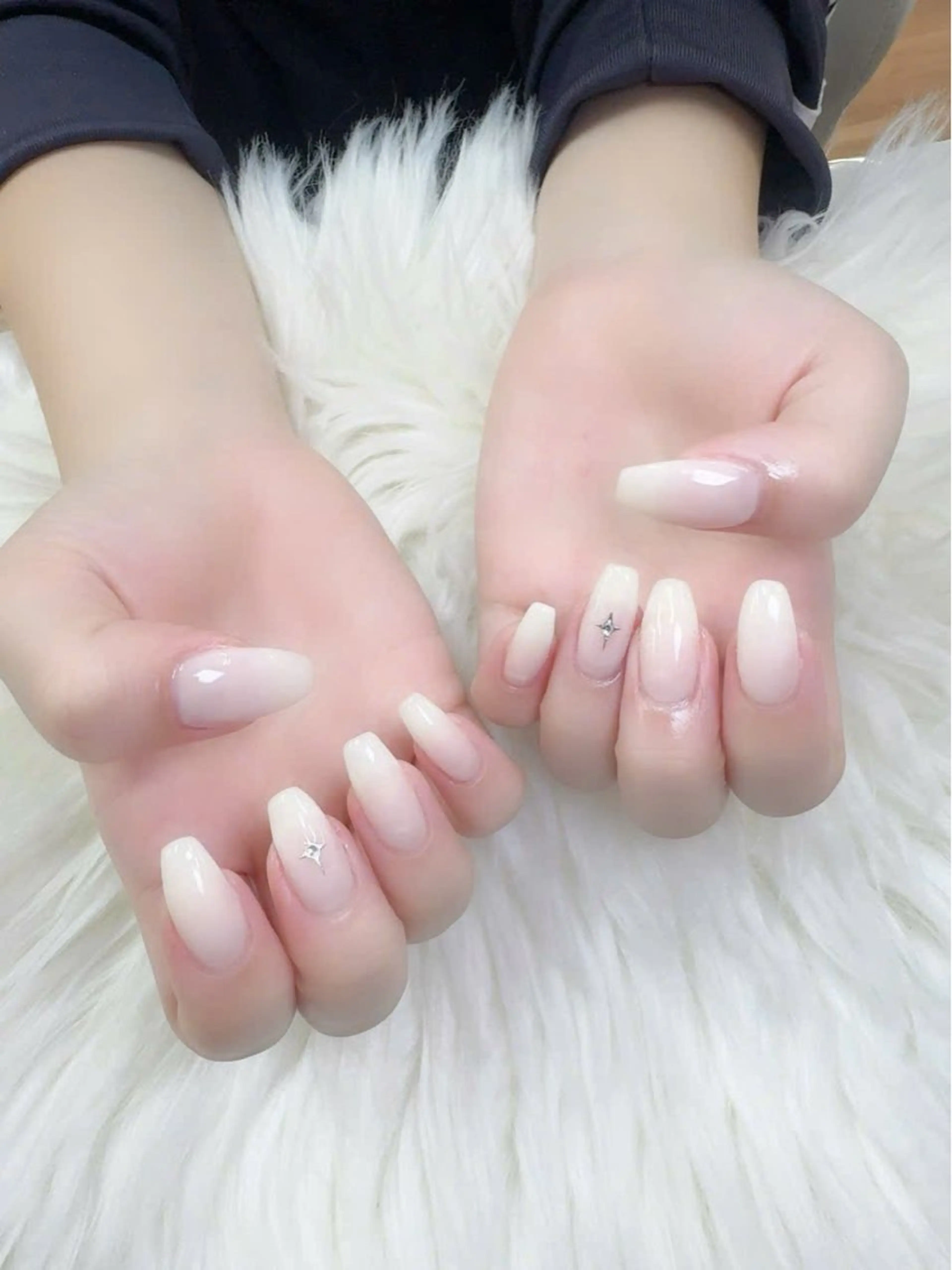 ネイル フレンチネイル グラデーション キラキラネイル 韓国ネイル マグネットネイル ハンドネイル Hara Nail 【パラジェル使用】のネイルデザイン
