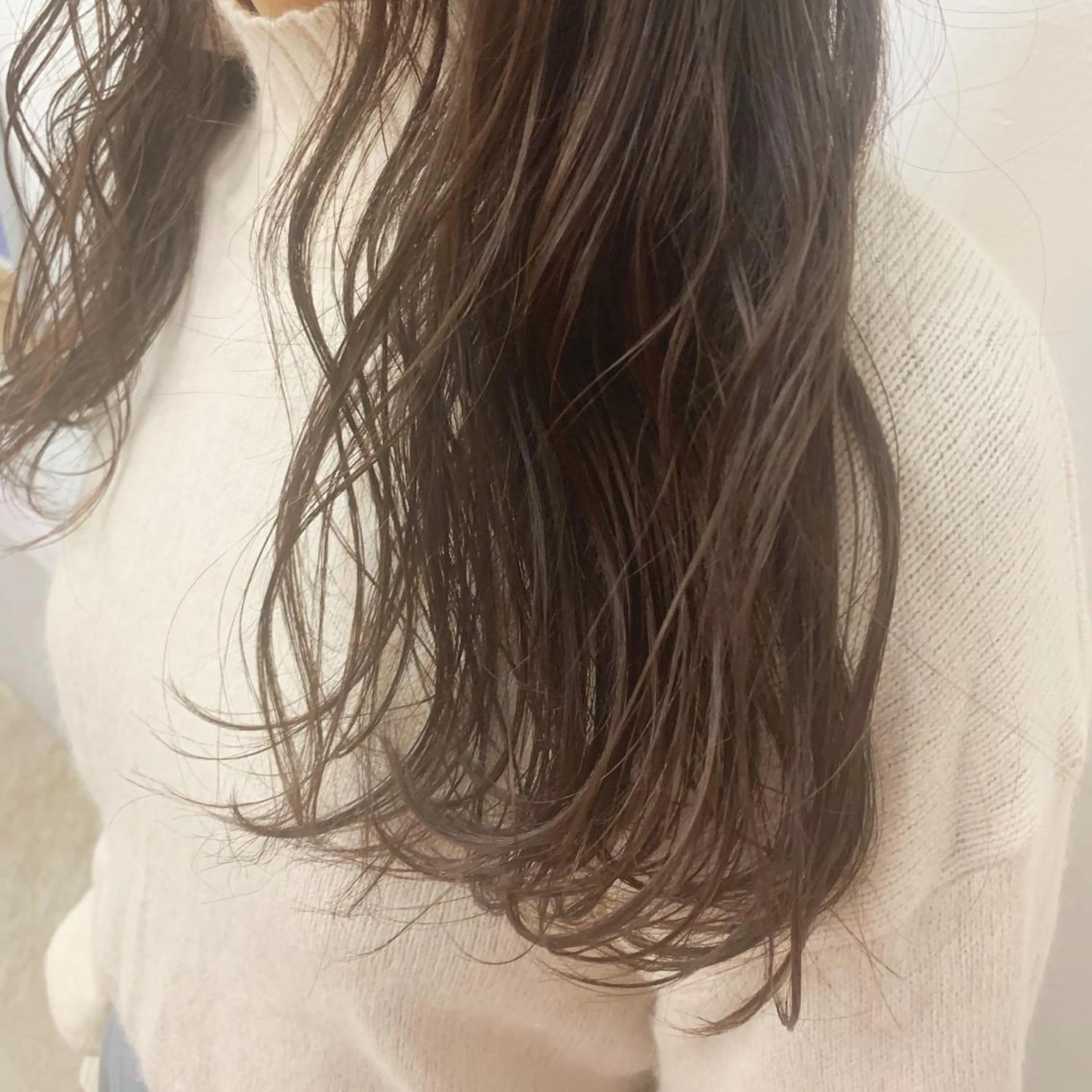 ロング カラー ベージュカラー ブリーチ 透明感カラー ミルクティーベージュ ヘアカラー トリートメント chama レイヤーカットのヘアスタイル