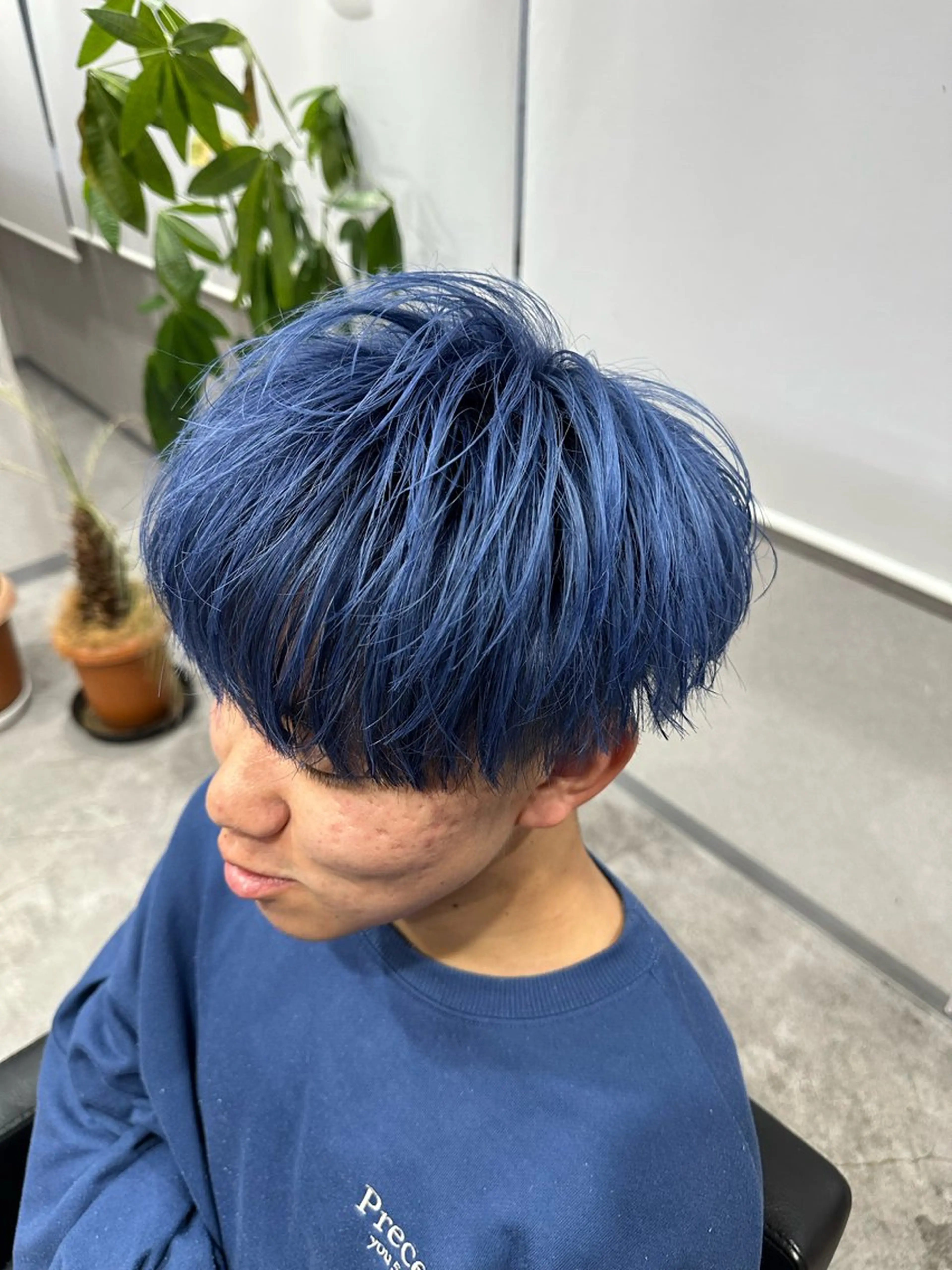 ミディアム カラー メンズ メンズハイトーン ブルーカラー ハイトーンカラー ヘアカラー ヘアセット BTECHbyZen山科所属・白石 海斗のヘアスタイル