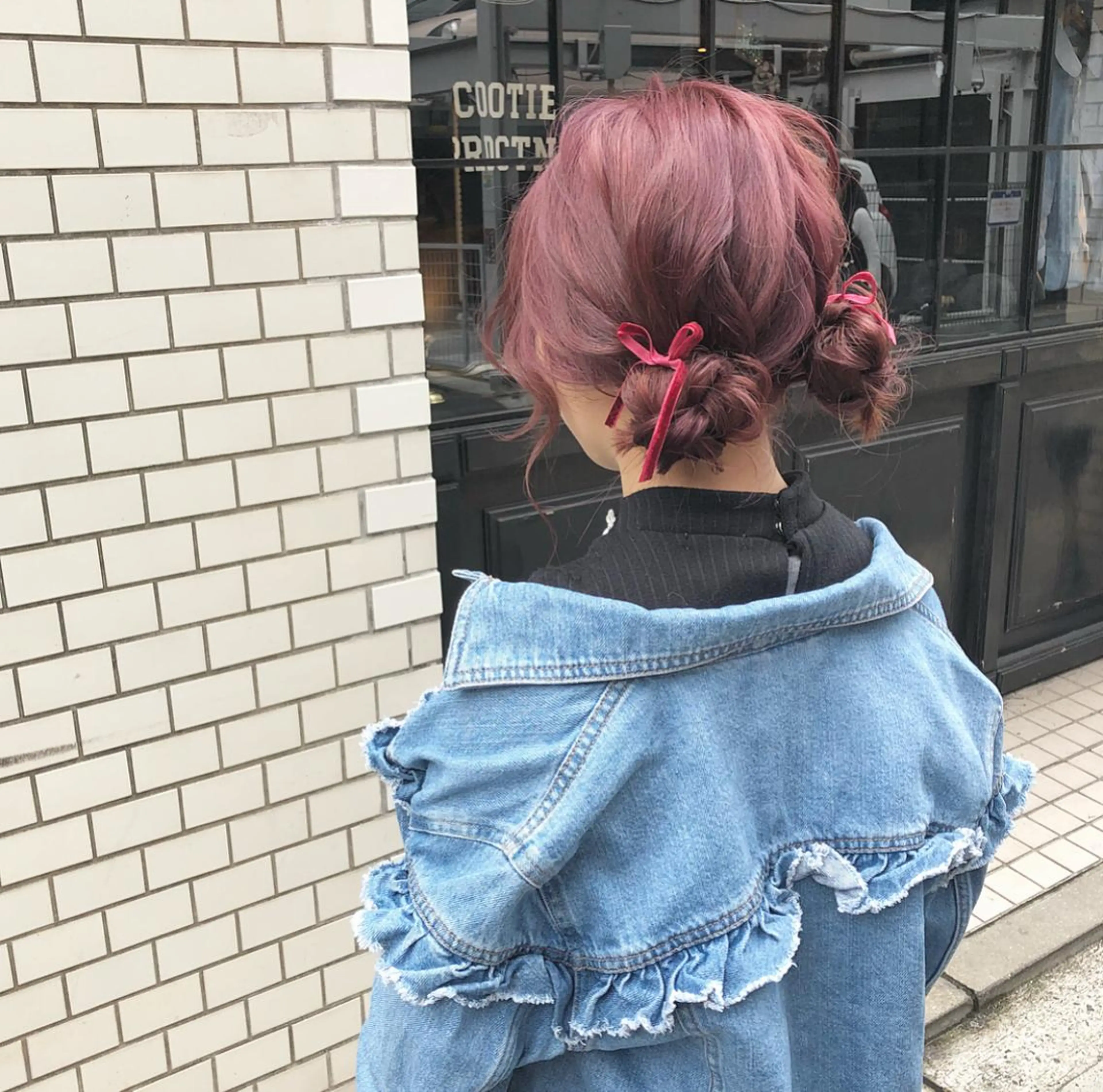 セミロング カラー ヘアアレンジ お団子ヘア ピンクカラー autre所属・大久保 ひでなりのヘアスタイル