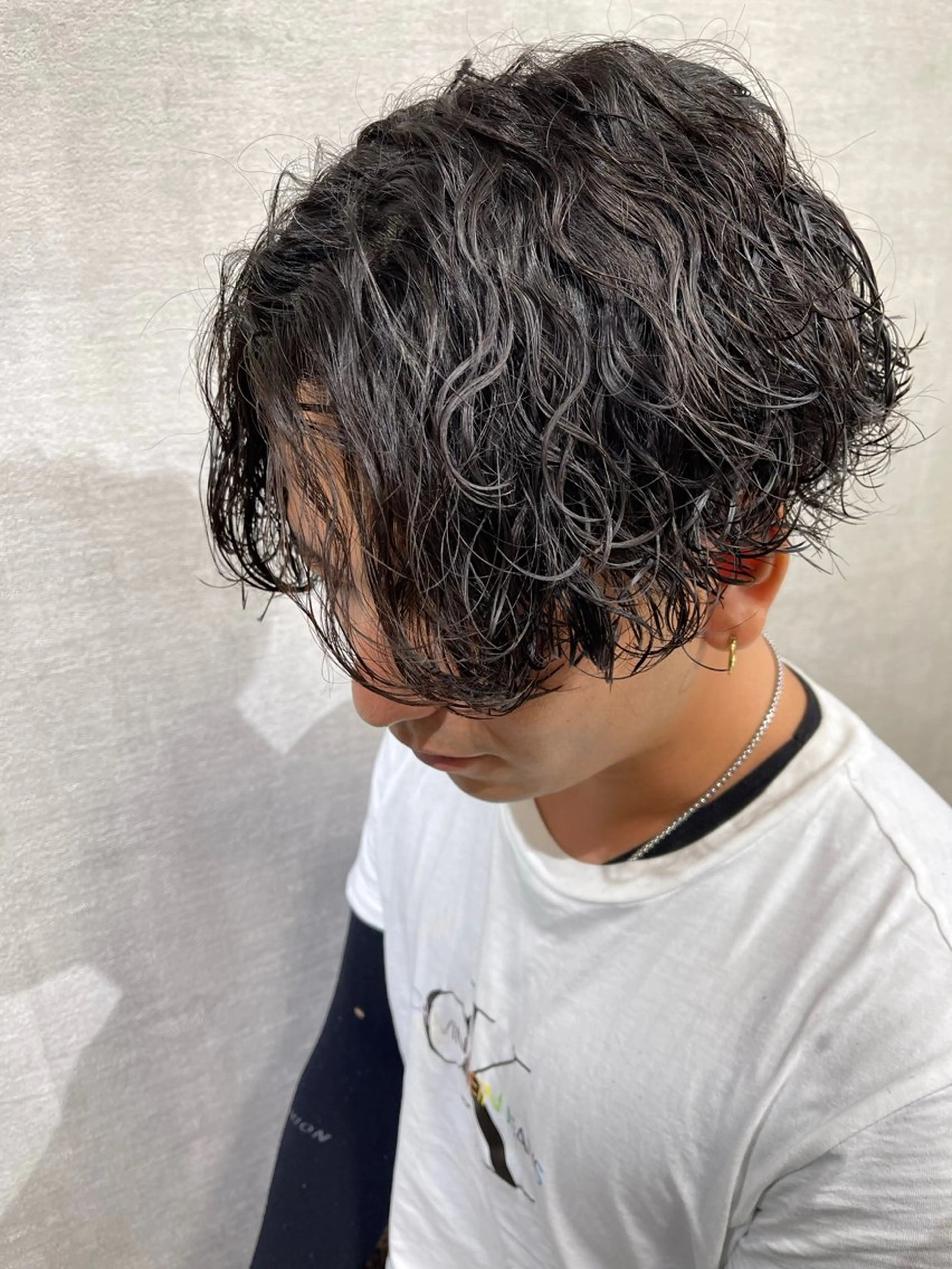 ミディアム パーマ メンズ ミディアムパーマ センターパート メンズパーマ 波巻きパーマ カット パーマ メンズカット/メンズ パーマ/メンズ特化のヘアスタイル