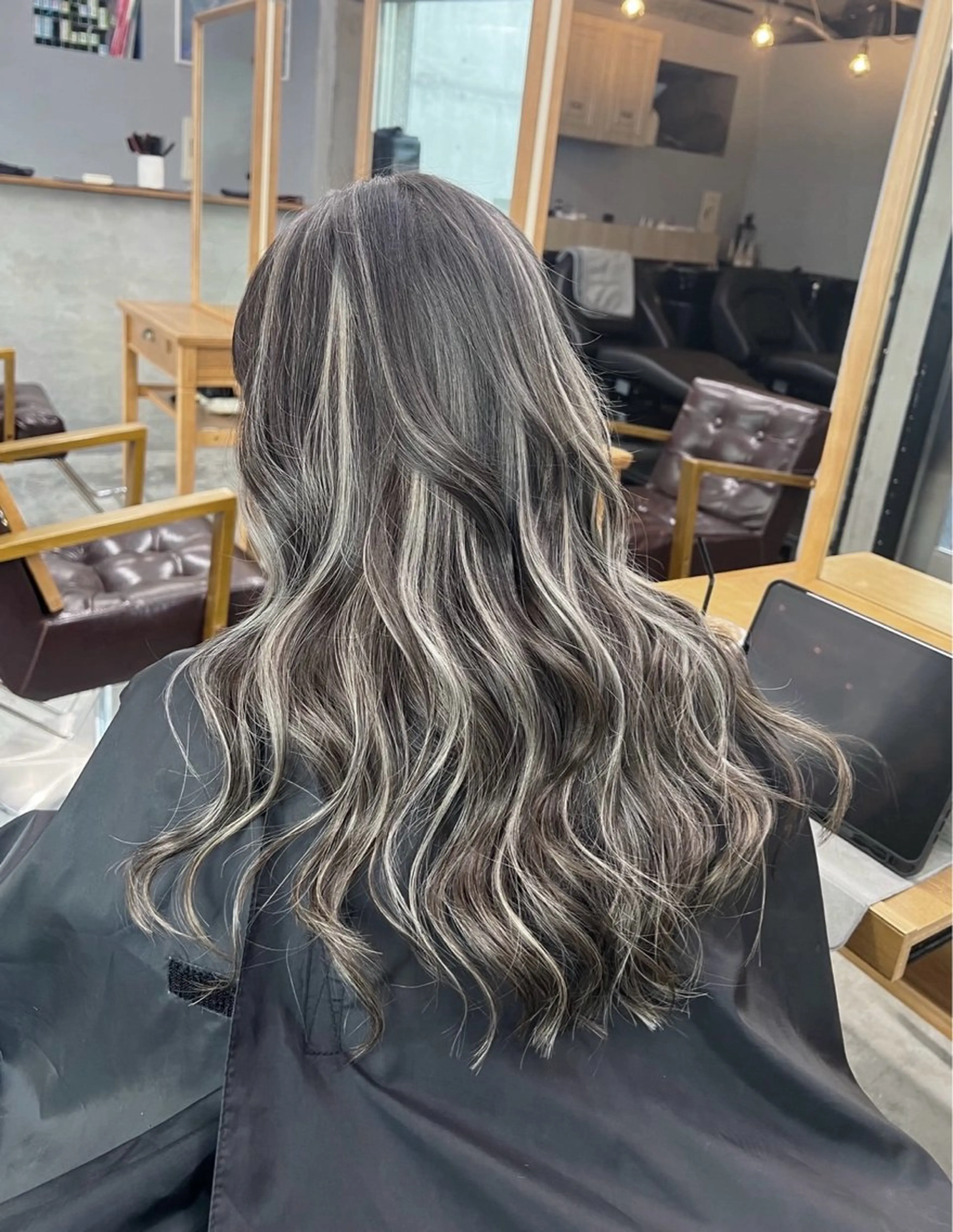 ロング カラー ダークグレー ダークグレージュ グレージュ ハイライトカラー ハイライト ヘアカラー トリートメント ROBIN所属・指名数No.1 /NAOYAのヘアスタイル