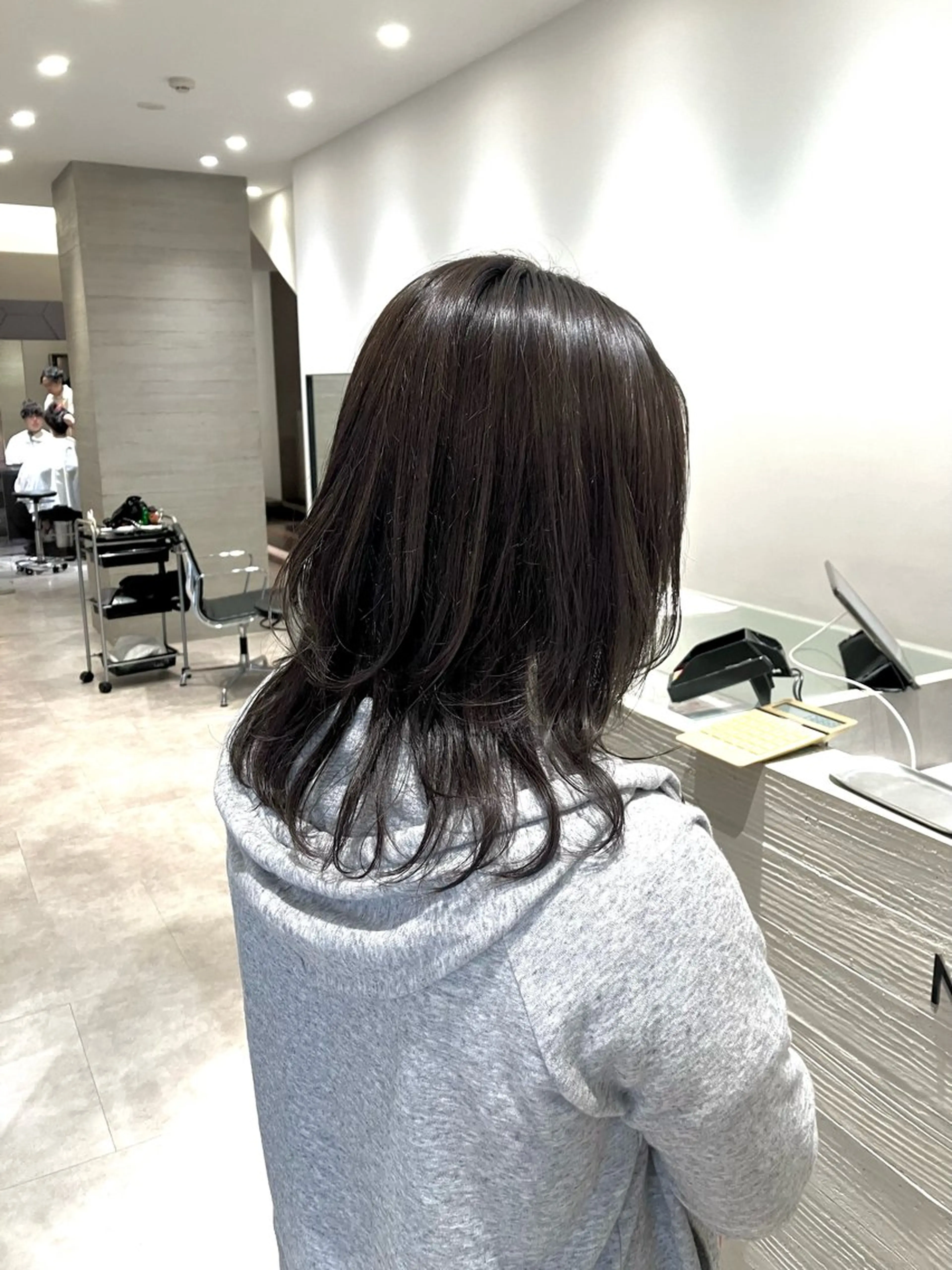 ミディアム カラー 透明感カラー グレージュ サキ🤍ハイトーン 🩰くびれ巻きヘアのヘアスタイル
