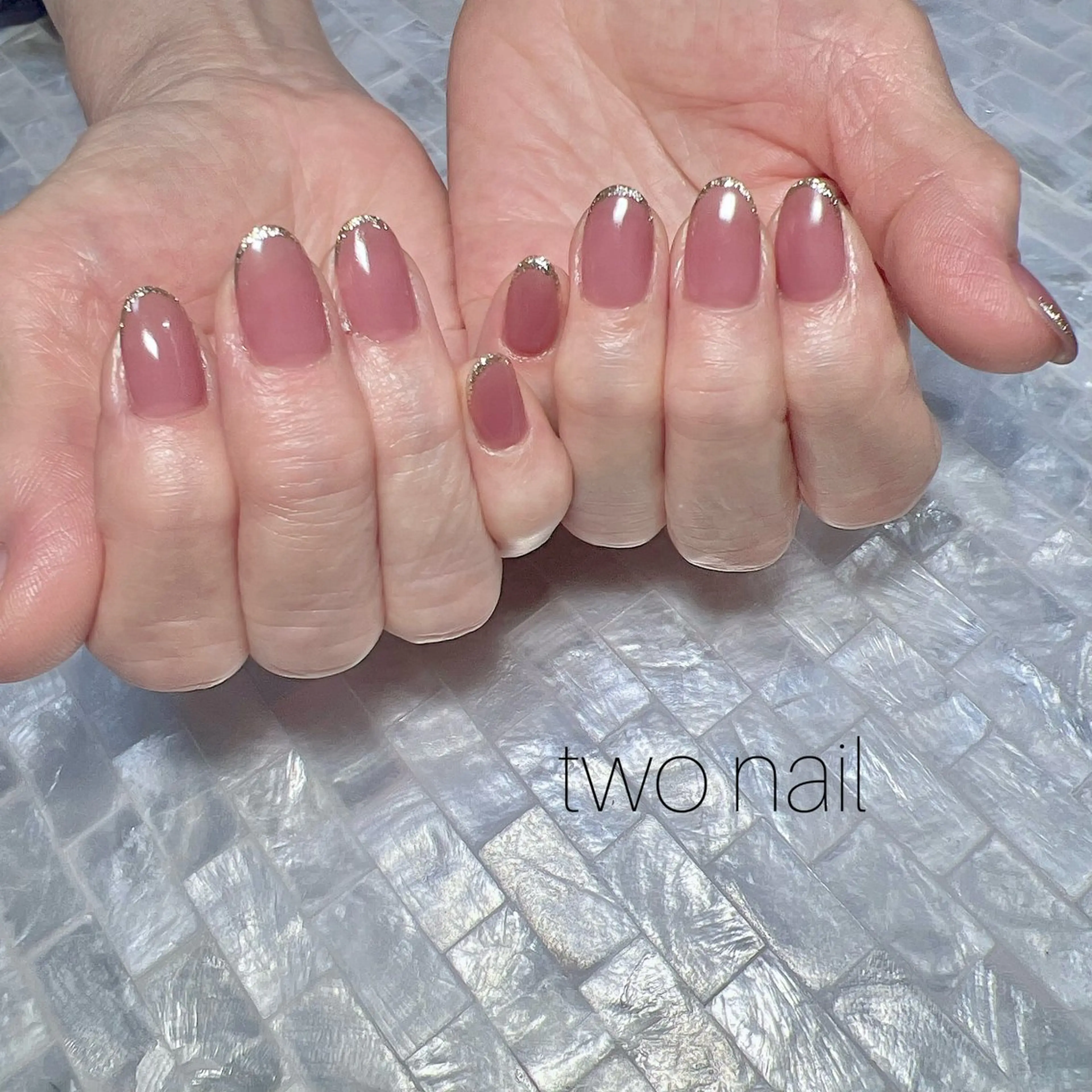 ネイル ブラウン キラキラネイル ネイルチップ ホワイト ハンドネイル two nailのネイルデザイン