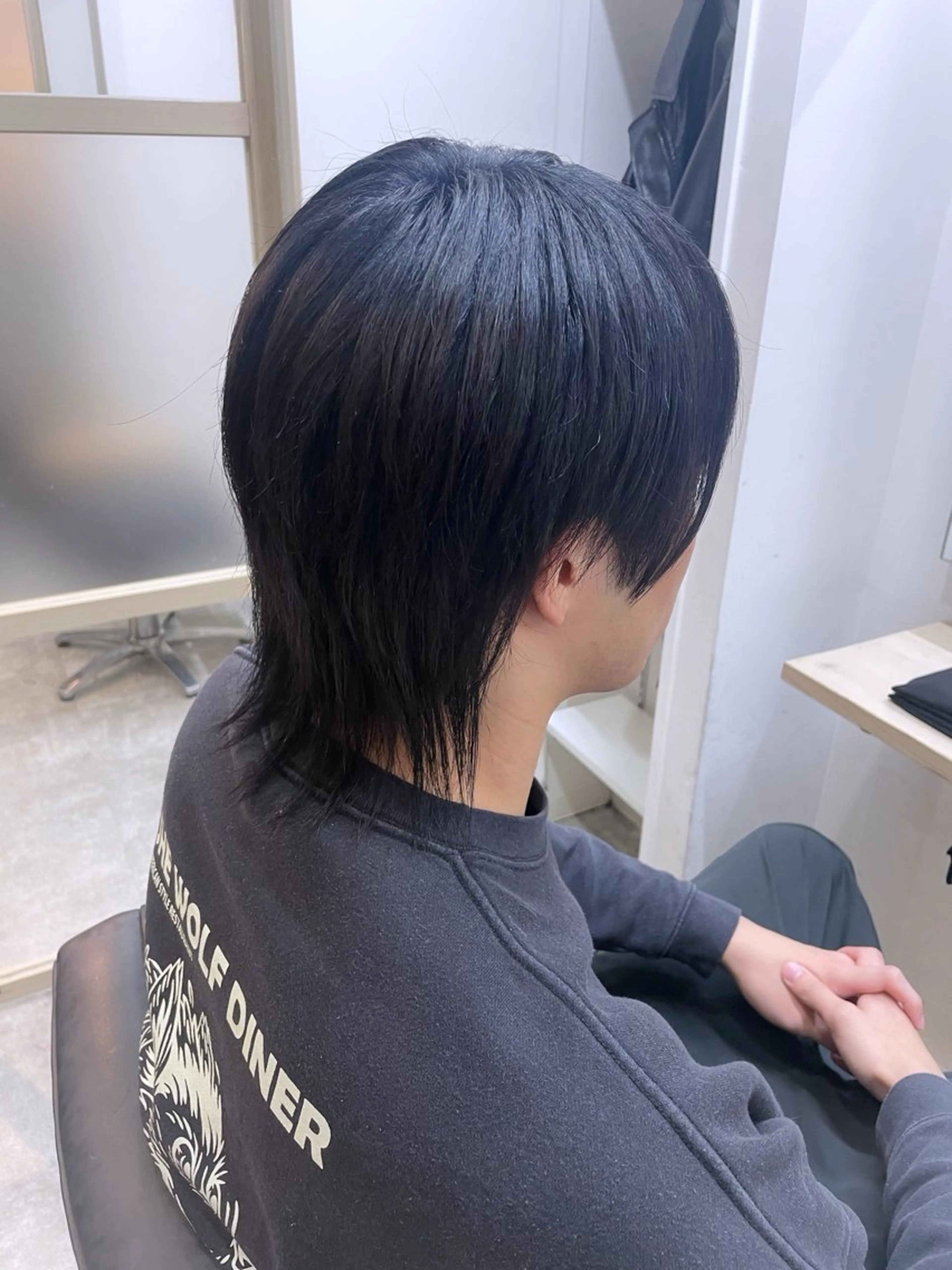 ミディアム カラー メンズ メンズブリーチ 黒髪 ブリーチ ブルーカラー ブルーブラック EMANON新宿南口所属・🦄中性ウルフ ☁️Shiori🦄のヘアスタイル
