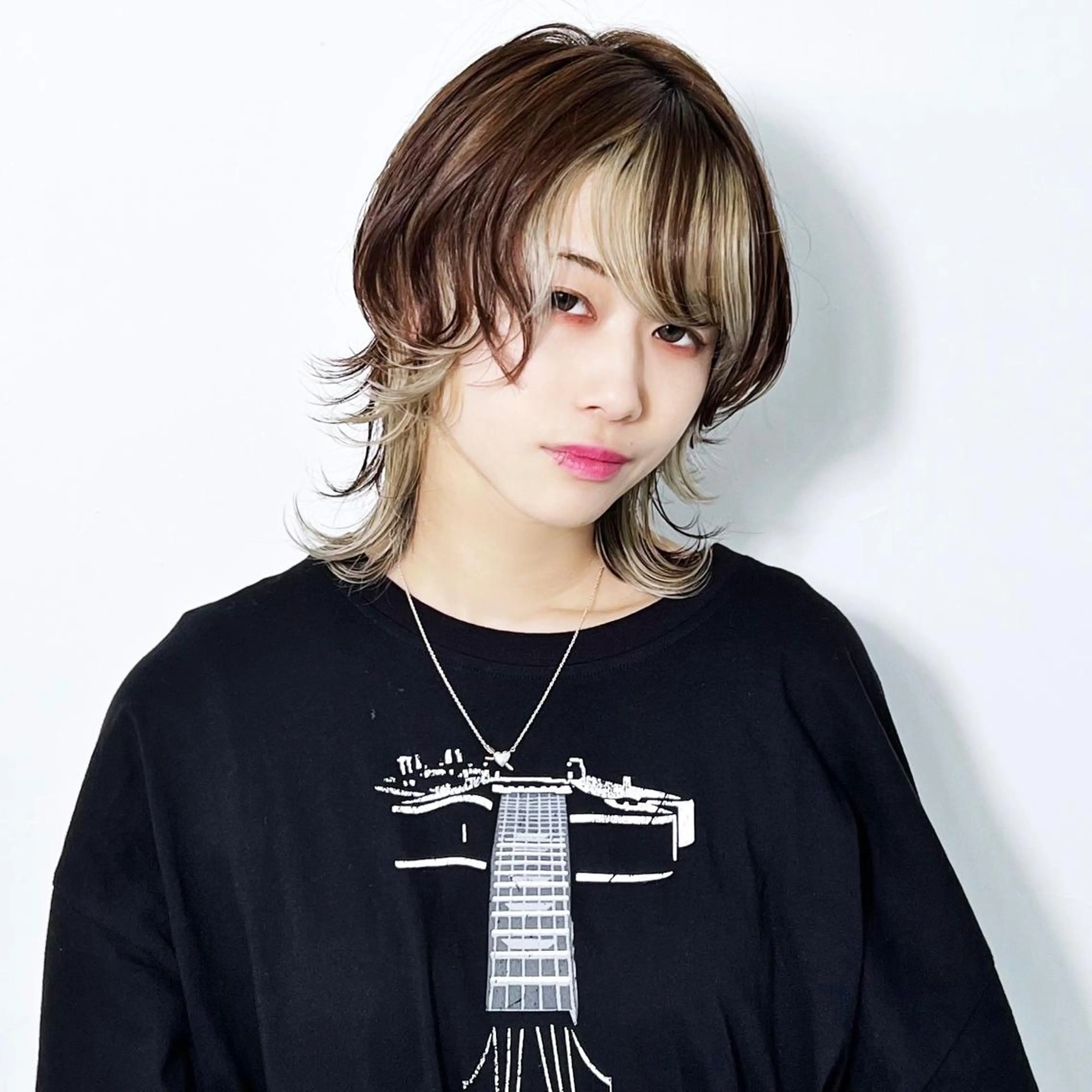 ミディアム カラー ヘアアレンジ ミディアムレイヤー ミストバング ベージュカラー ブリーチ ブロンド カット ヘアカラー トリートメント 大橋 拓巳のヘアスタイル