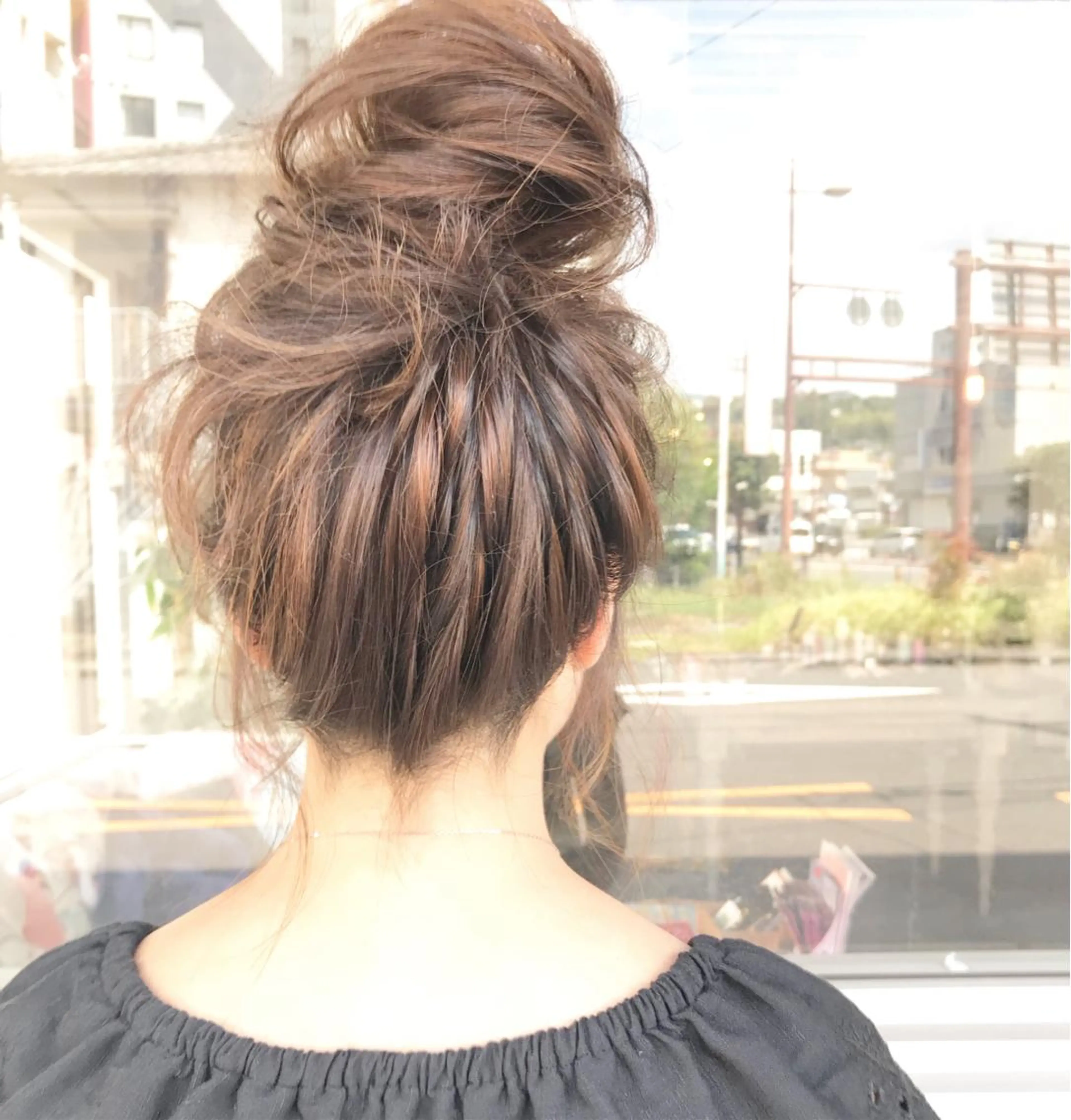 ミディアム カラー ヘアアレンジ お団子ヘア 切りっぱなしボブ バレイヤージュ ブリーチ グラデーションカラー Mariana/ 鶴原-ハイライトのヘアスタイル