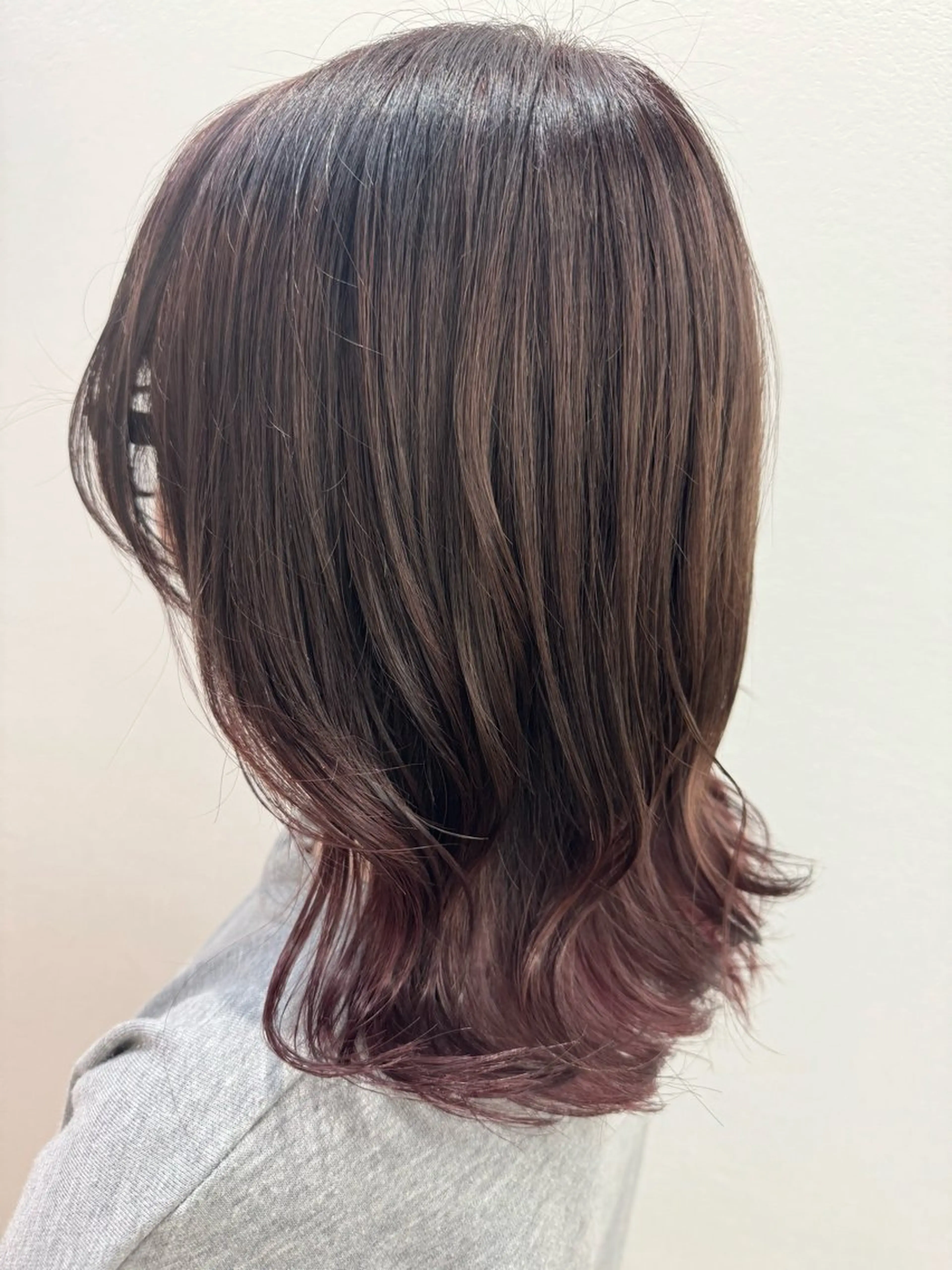 ミディアム カラー ブリーチ ブラウンカラー パープルカラー パープルブラウン カット ヘアカラー 佐々木 有彩のヘアスタイル