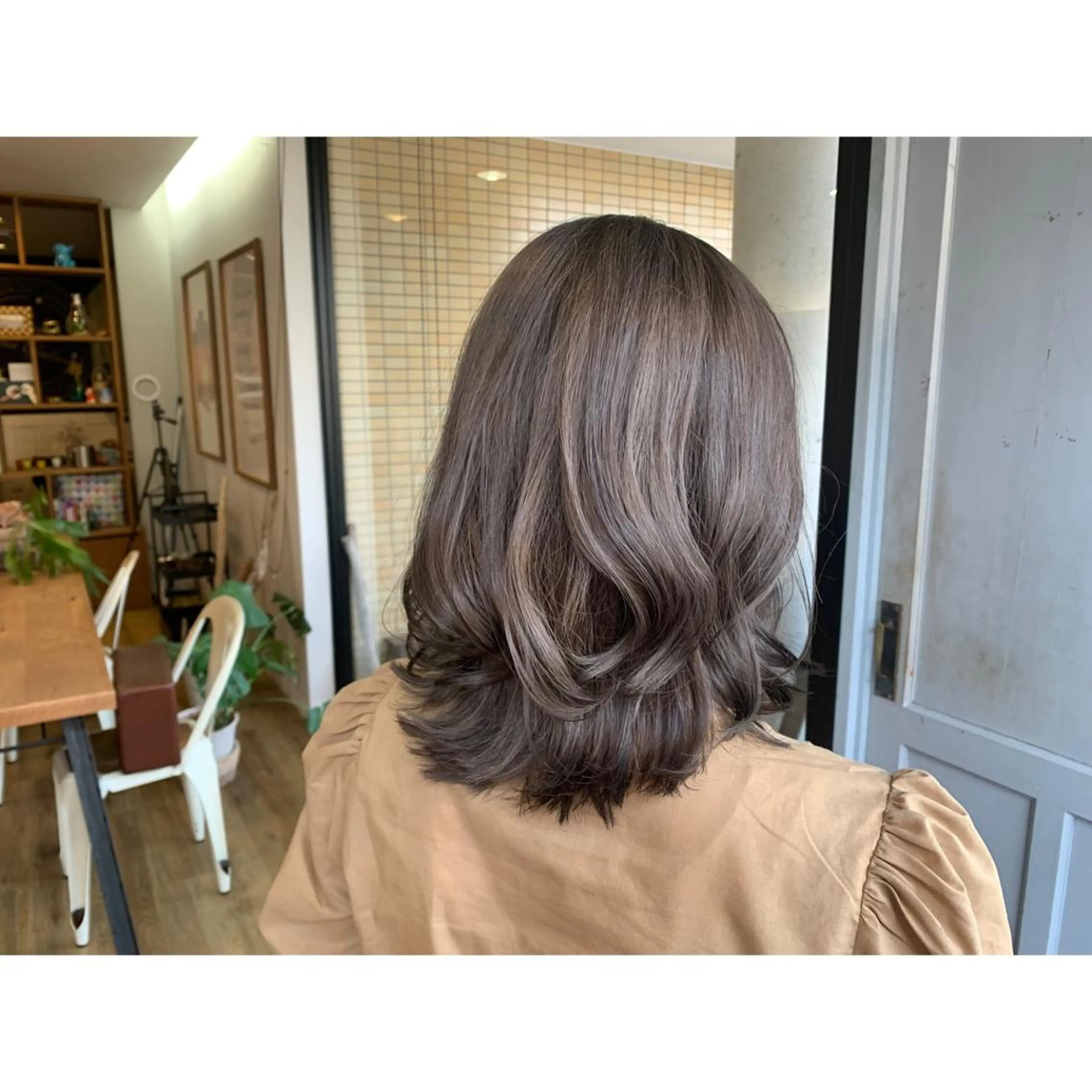 セミロング カラー ベージュカラー ブリーチ ツキダテ ユイのヘアスタイル