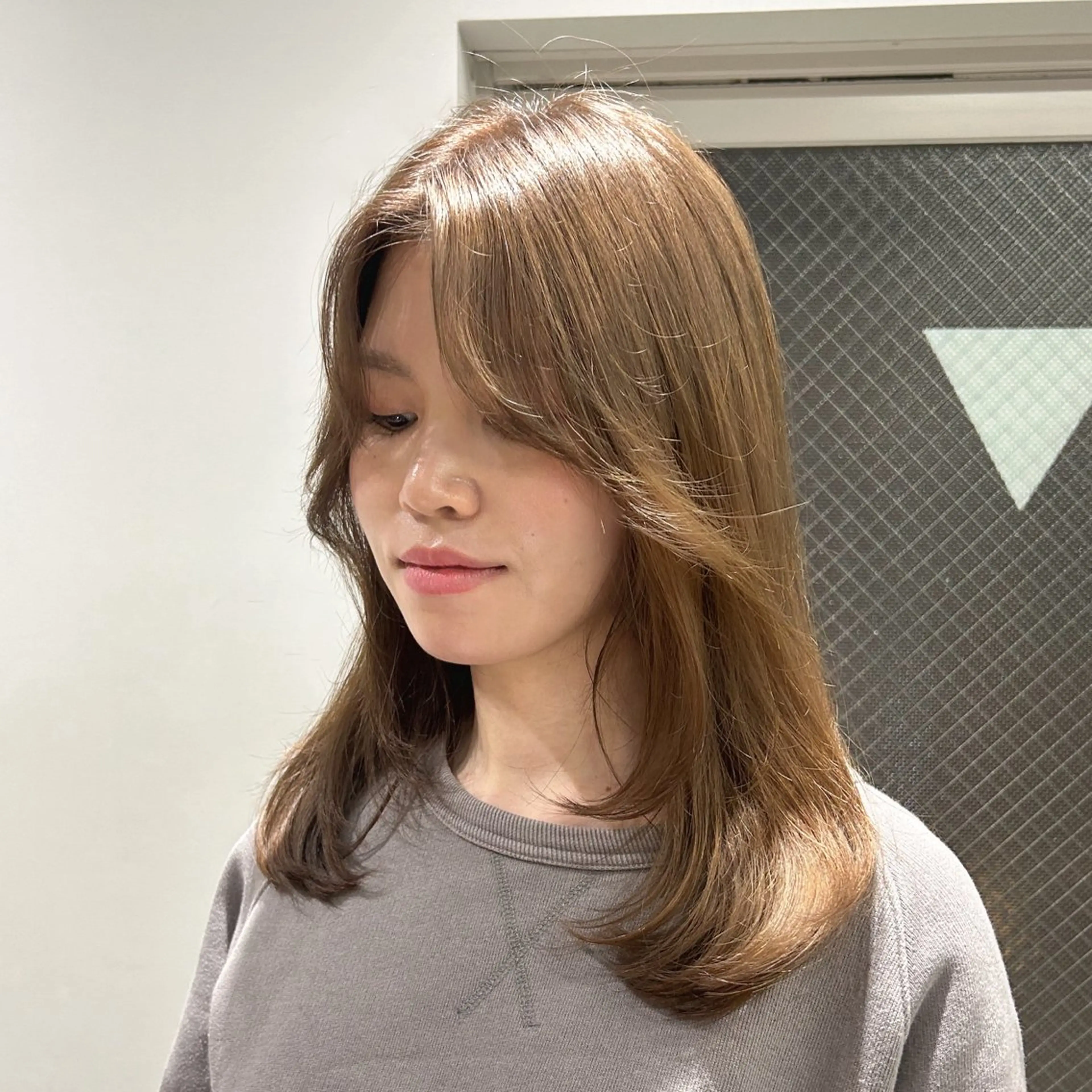 ミディアム カラー ブリーチ オリーブカラー レイヤーカット Lien by kiitos所属・韓国ヘア×レイヤー カット/上田丈也のヘアスタイル